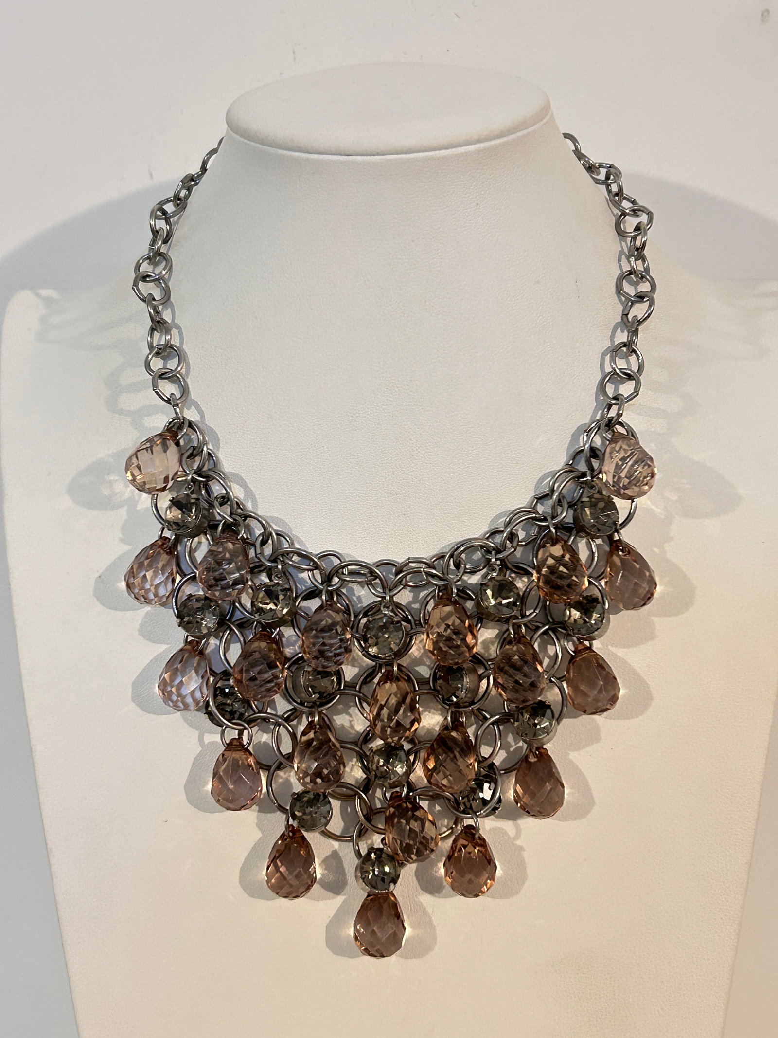 Vintage Acrylic Bead Necklace Sz 15": Vintage Acrylic Bead Necklace Sz 15" Please view all photos as they are part of the description and condition of this Item, Feel free to contact me with questions or picture requests! Used Item AS IS