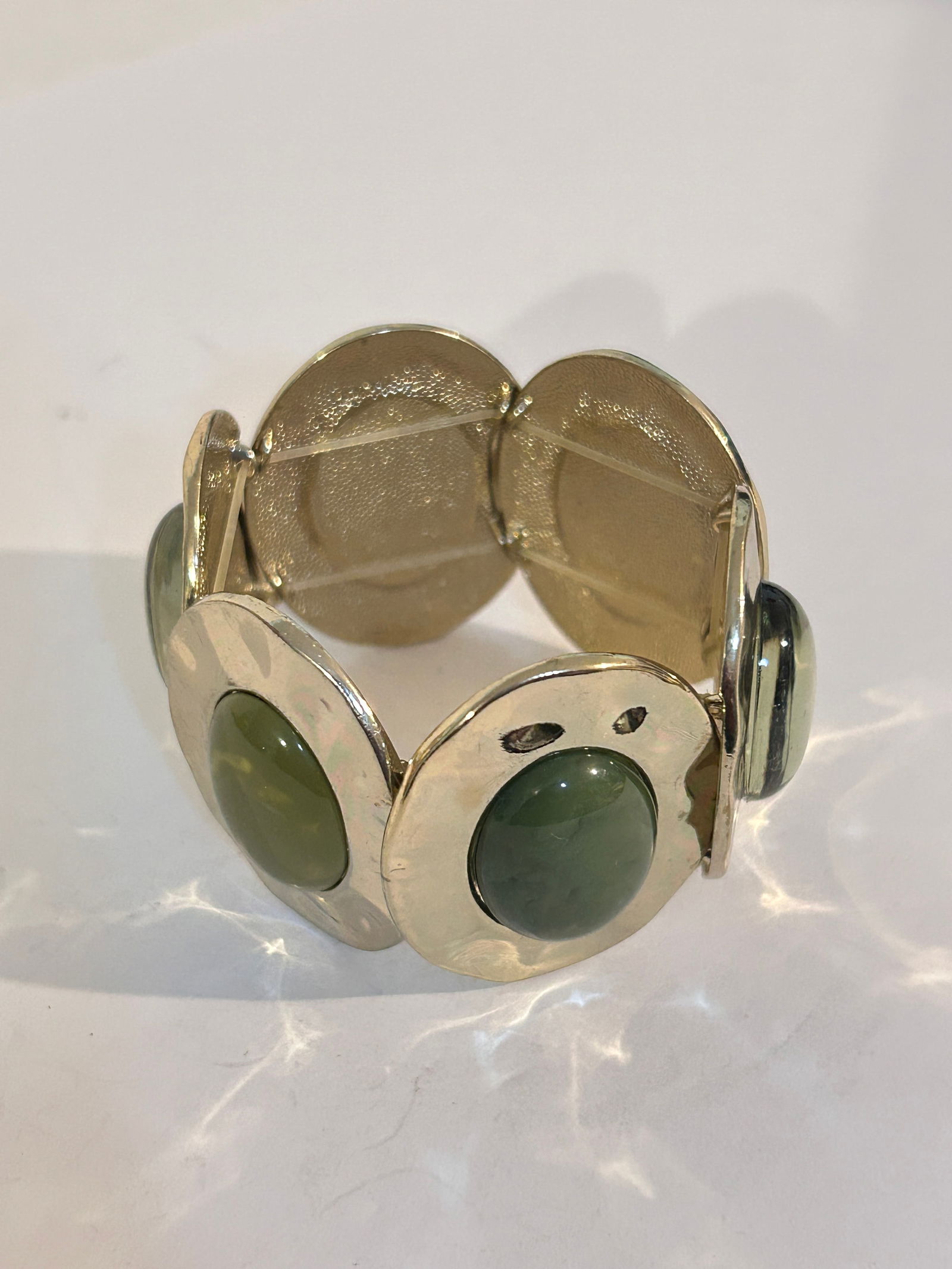 Vintage green stone stretch Bracelet Sz 7": Vintage green stone stretch Bracelet Sz 7" Please view all photos as they are part of the description and condition of this Item, Feel free to contact me with questions or picture requests! Used Item