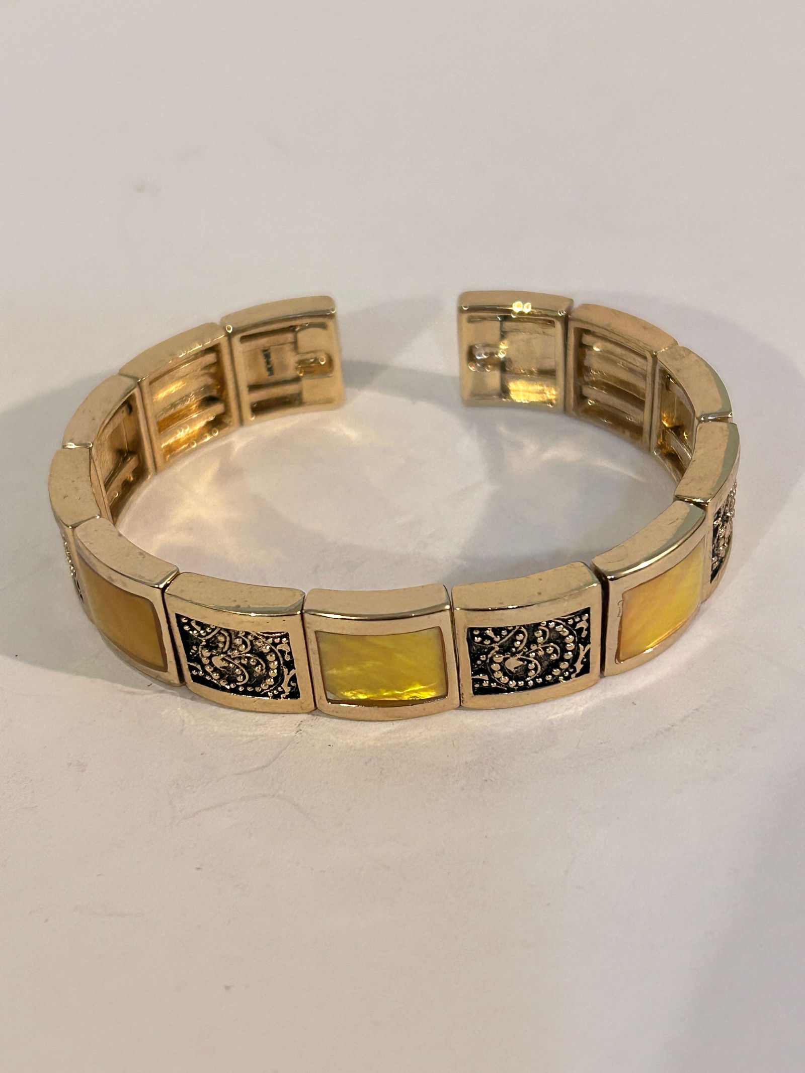 Vintage Monet gold tone stretch Bracelet Sz 8" (1 of 4)