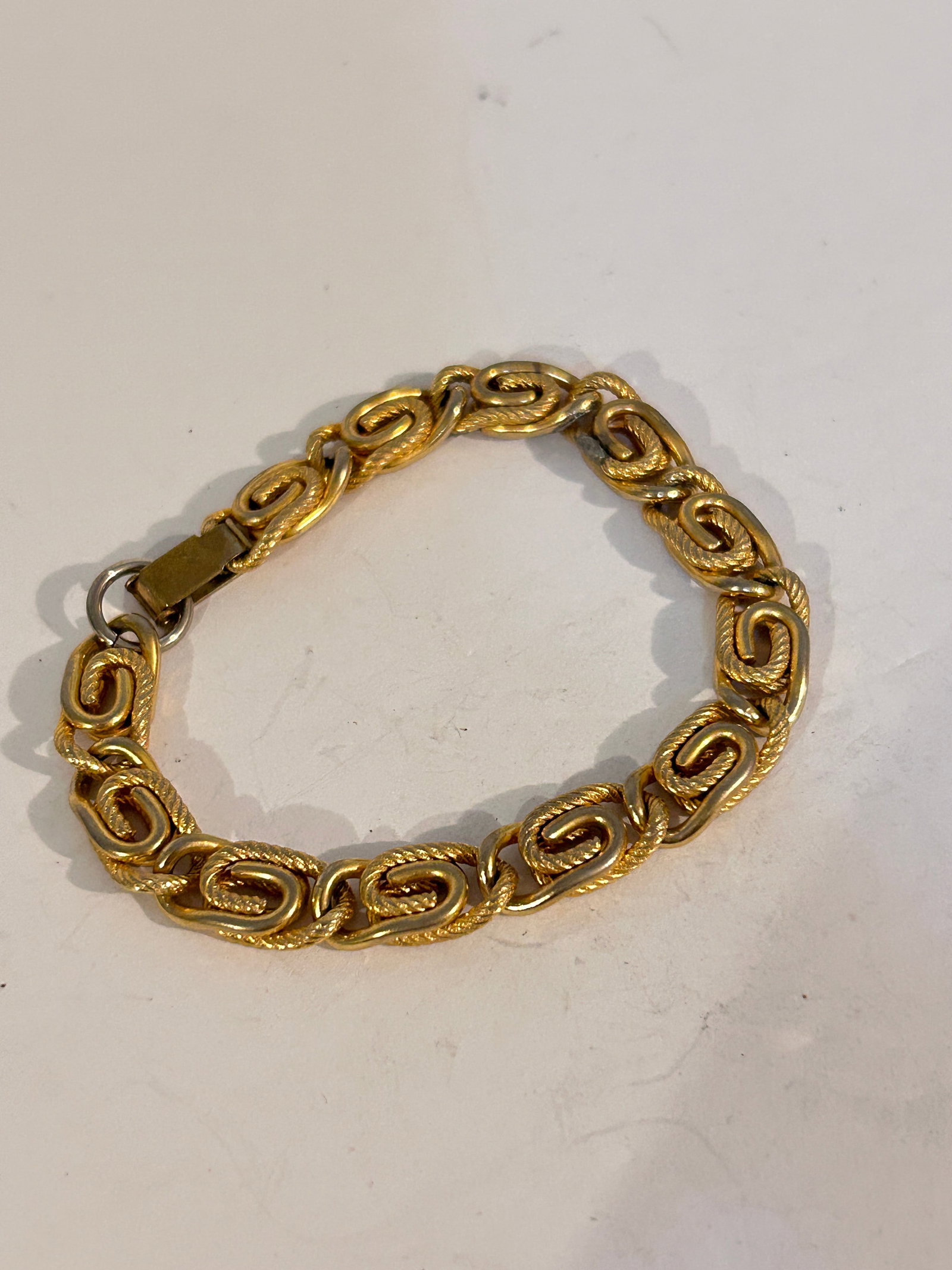 Vintage gold tone Tennis Bracelet Sz 7": Vintage gold tone Tennis Bracelet Sz 7" Please view all photos as they are part of the description and condition of this Item, Feel free to contact me with questions or picture requests! Used Item AS 