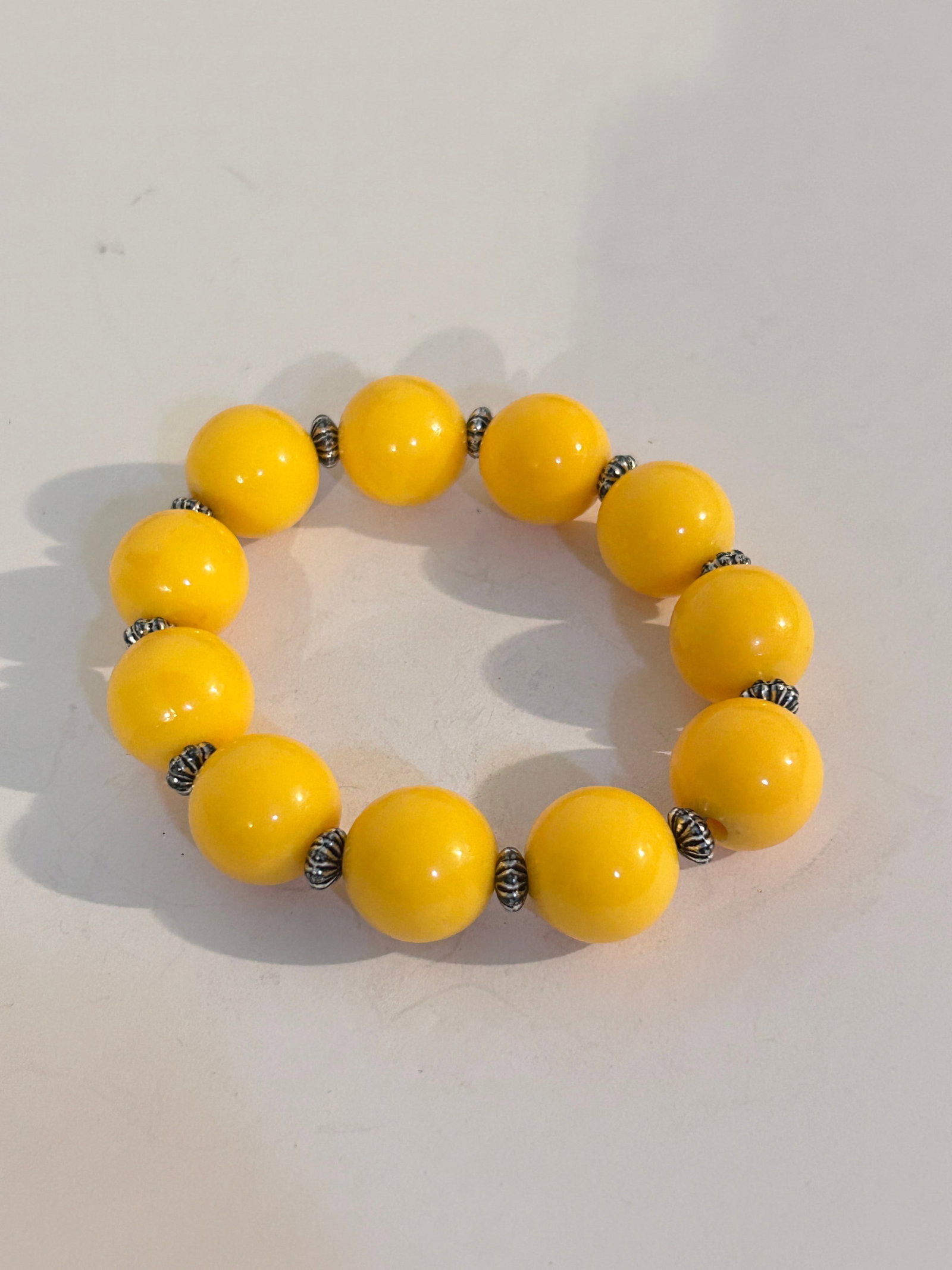 Vintage Yellow Bead stretch Bracelet Sz 7": Vintage Yellow Bead stretch Bracelet Sz 7" Please view all photos as they are part of the description and condition of this Item, Feel free to contact me with questions or picture requests! Used Item 
