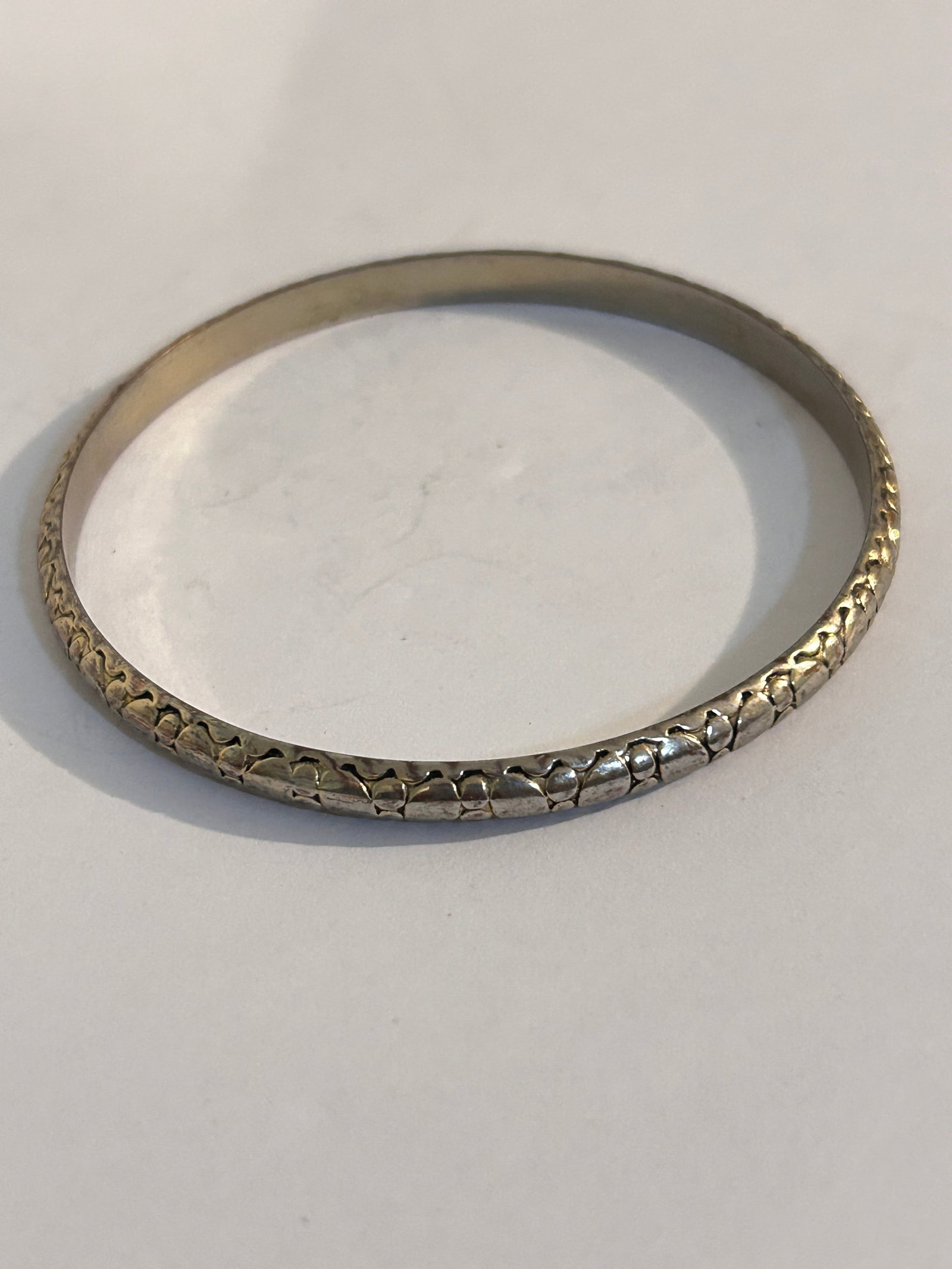 Vintage Brighton women's slim bangle Bracelet Sz 7": Vintage Brighton women's slim bangle Bracelet Sz 7" Please view all photos as they are part of the description and condition of this Item, Feel free to contact me with questions or picture requests! U