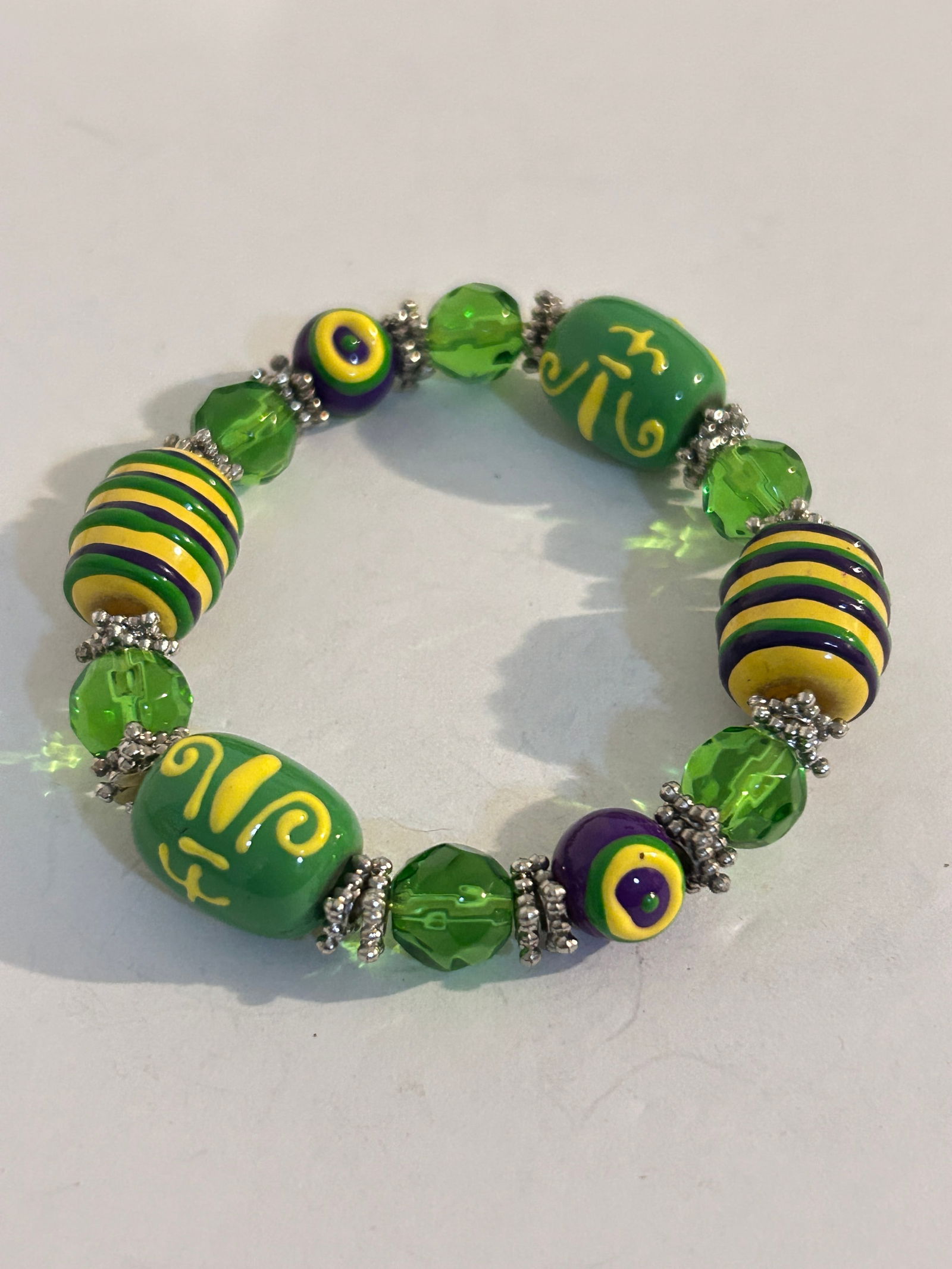 Vintage Green Murano Stretch Glass Bracelet Sz 7": Vintage Green Murano Stretch Glass Bracelet Sz 7" Please view all photos as they are part of the description and condition of this Item, Feel free to contact me with questions or picture requests! Use