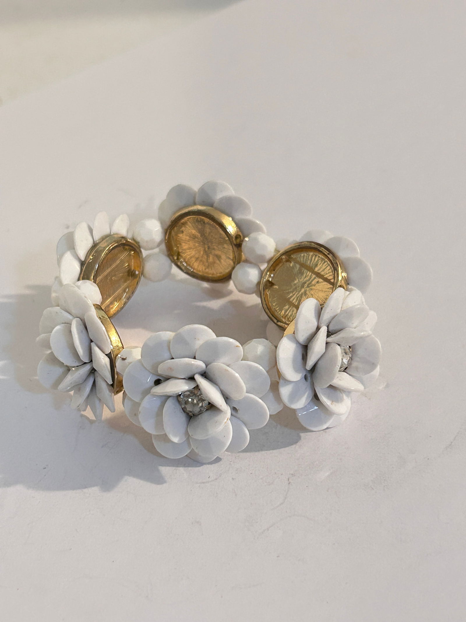 Vintage White Acrylic Flower stretch Bracelet Sz 7" (1 of 4)
