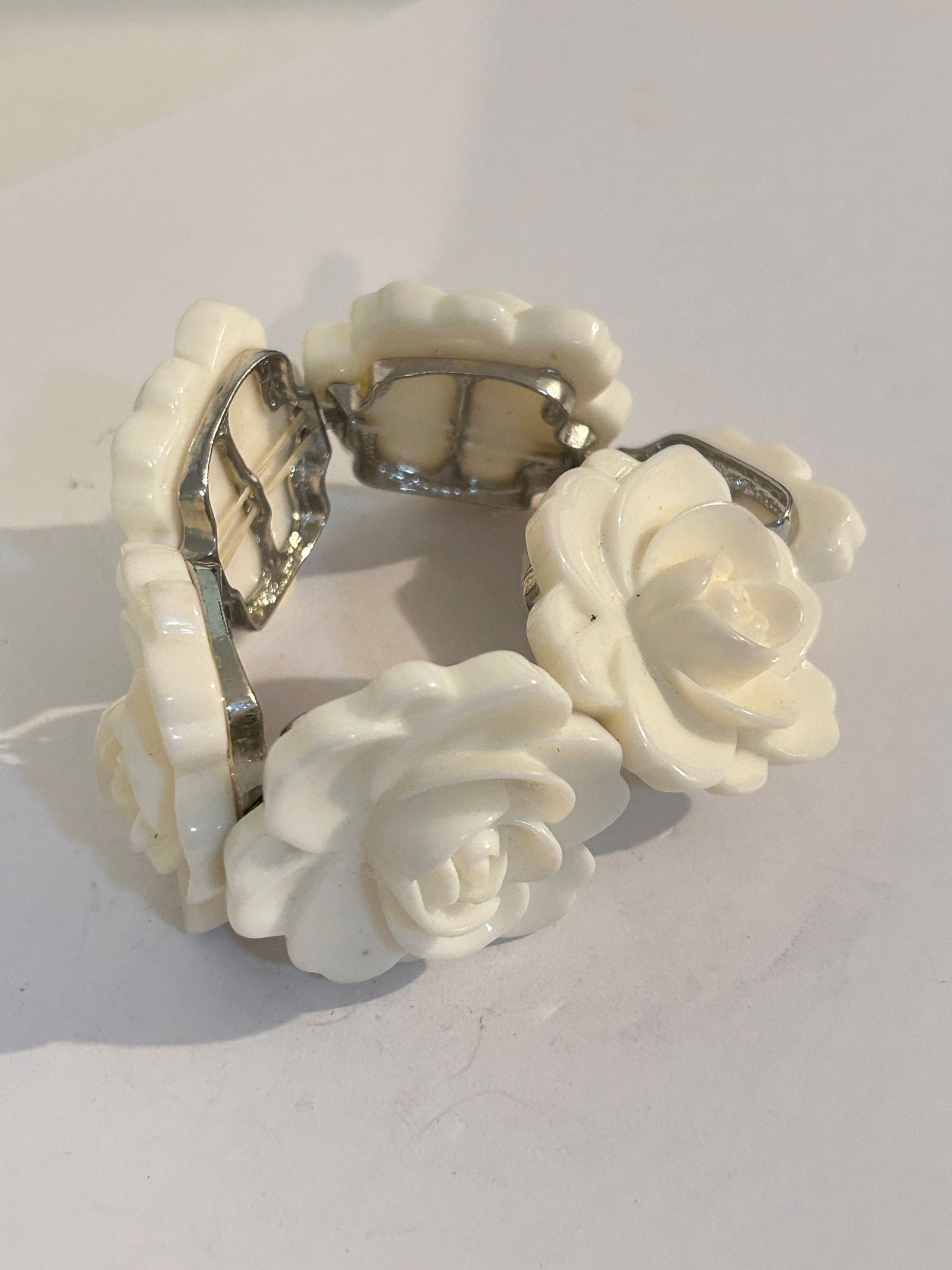 Vintage White Acrylic Floral Bracelet stretch Sz 8": Vintage White Acrylic Floral Bracelet stretch Sz 8" Please view all photos as they are part of the description and condition of this Item, Feel free to contact me with questions or picture requests! U