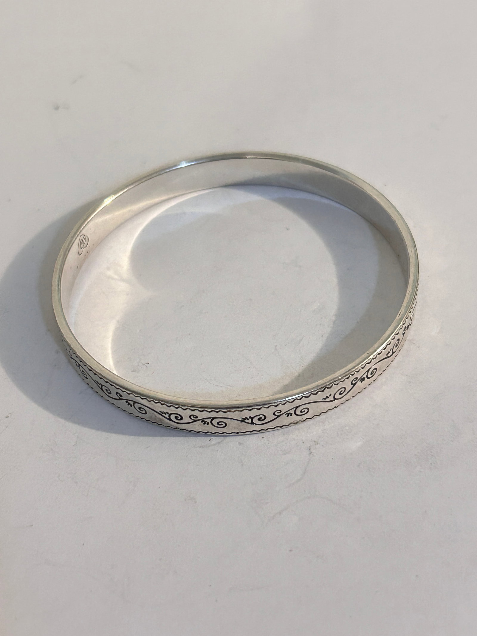 Vintage Brighton floral Bangle Bracelet Sz 7": Vintage Brighton floral Bangle Bracelet Sz 7" Please view all photos as they are part of the description and condition of this Item, Feel free to contact me with questions or picture requests! Used It