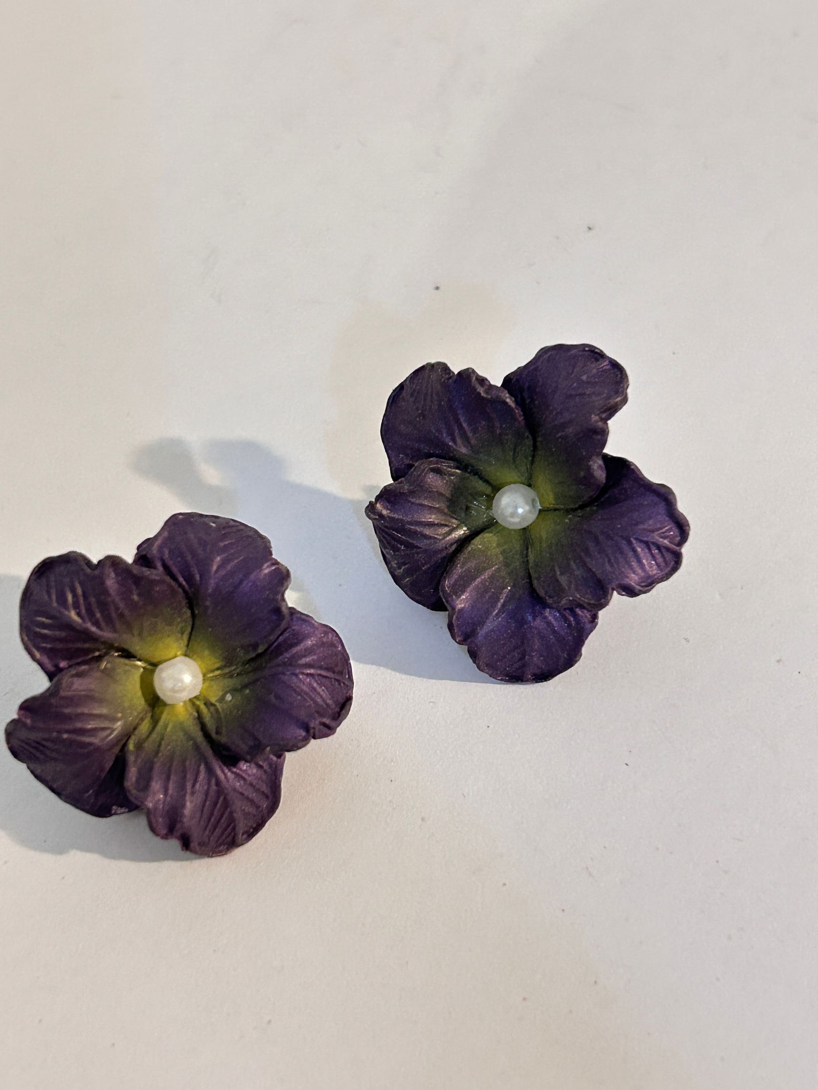 Vintage Plastic Flower Earrings: Vintage Plastic Flower Earrings Please view all photos as they are part of the description and condition of this Item, Feel free to contact me with questions or picture requests! Used Item AS IS