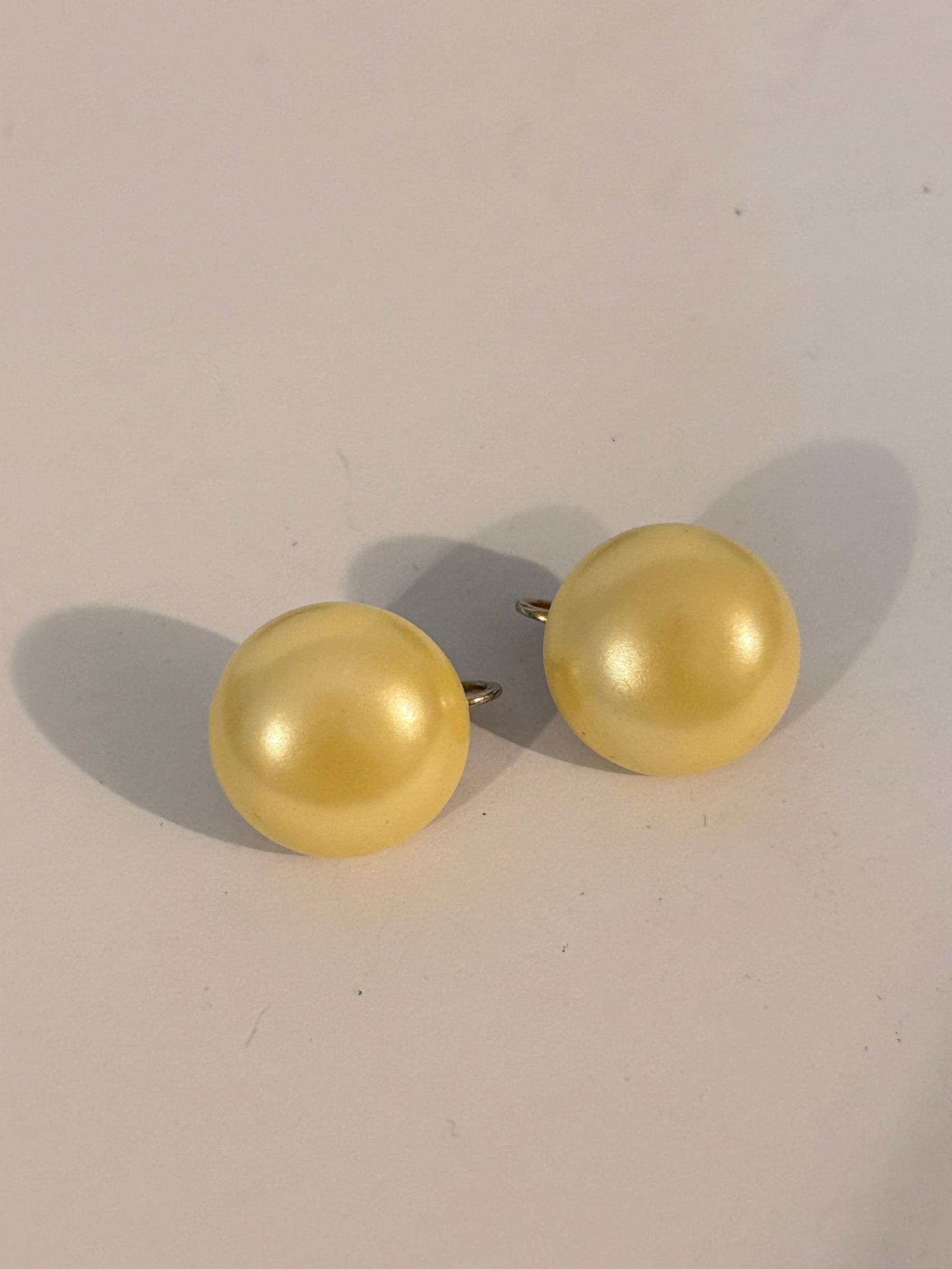 Vintage White Faux Pearl Earrings: Vintage White Faux Pearl Earrings Please view all photos as they are part of the description and condition of this Item, Feel free to contact me with questions or picture requests! Used Item AS IS