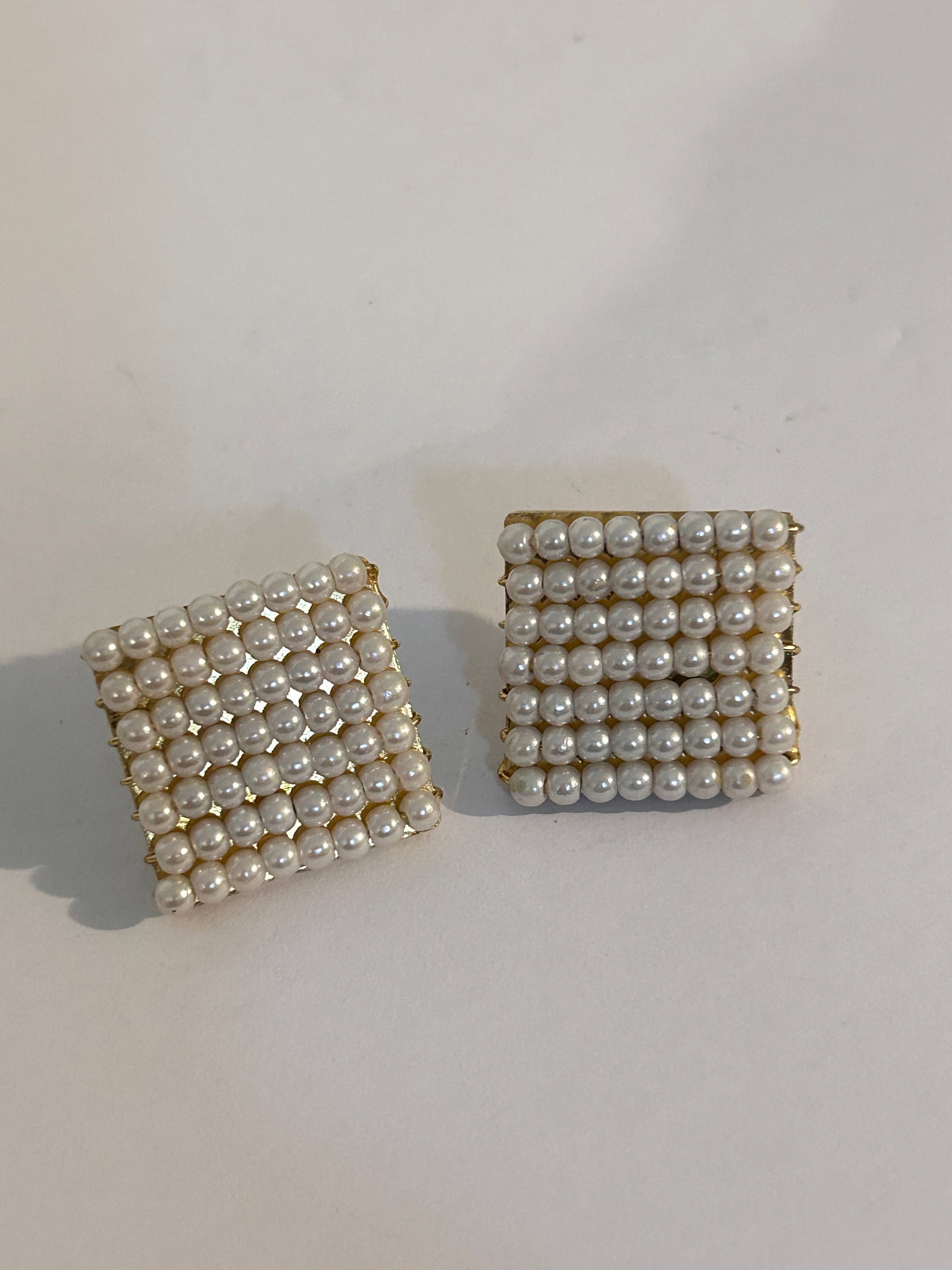 Vintage Faux pearl gold tone Earrings: Vintage Faux pearl gold tone Earrings Please view all photos as they are part of the description and condition of this Item, Feel free to contact me with questions or picture requests! Used Item AS IS