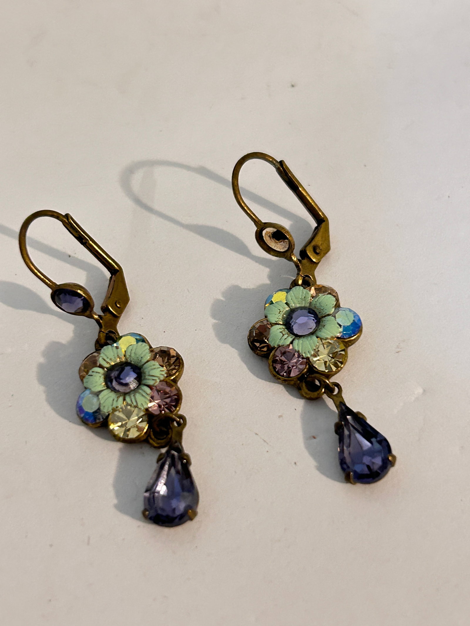 Vintage M. Negrin Floral Earrings missing 1 rhinestone: Vintage M. Negrin Floral Earrings missing 1 rhinestone Please view all photos as they are part of the description and condition of this Item, Feel free to contact me with questions or picture requests