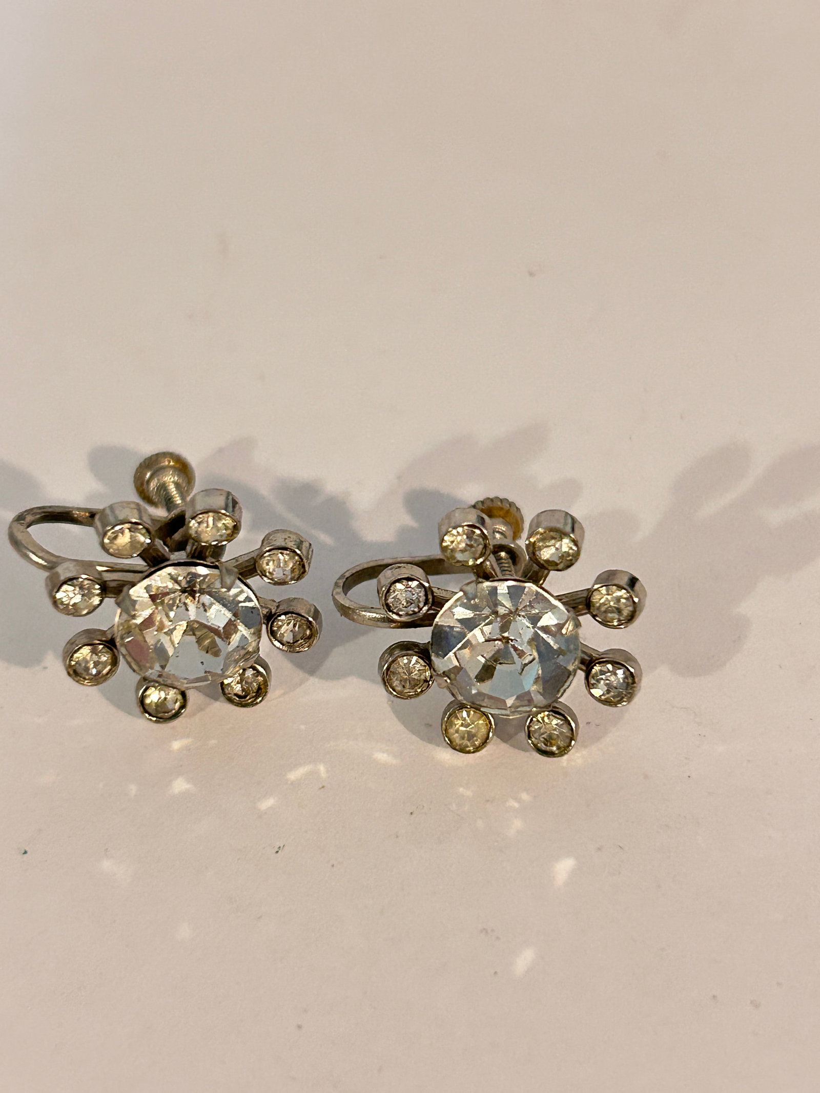 Vintage Rhinestone Floral Earrings: Vintage Rhinestone Floral Earrings Please view all photos as they are part of the description and condition of this Item, Feel free to contact me with questions or picture requests! Used Item AS IS