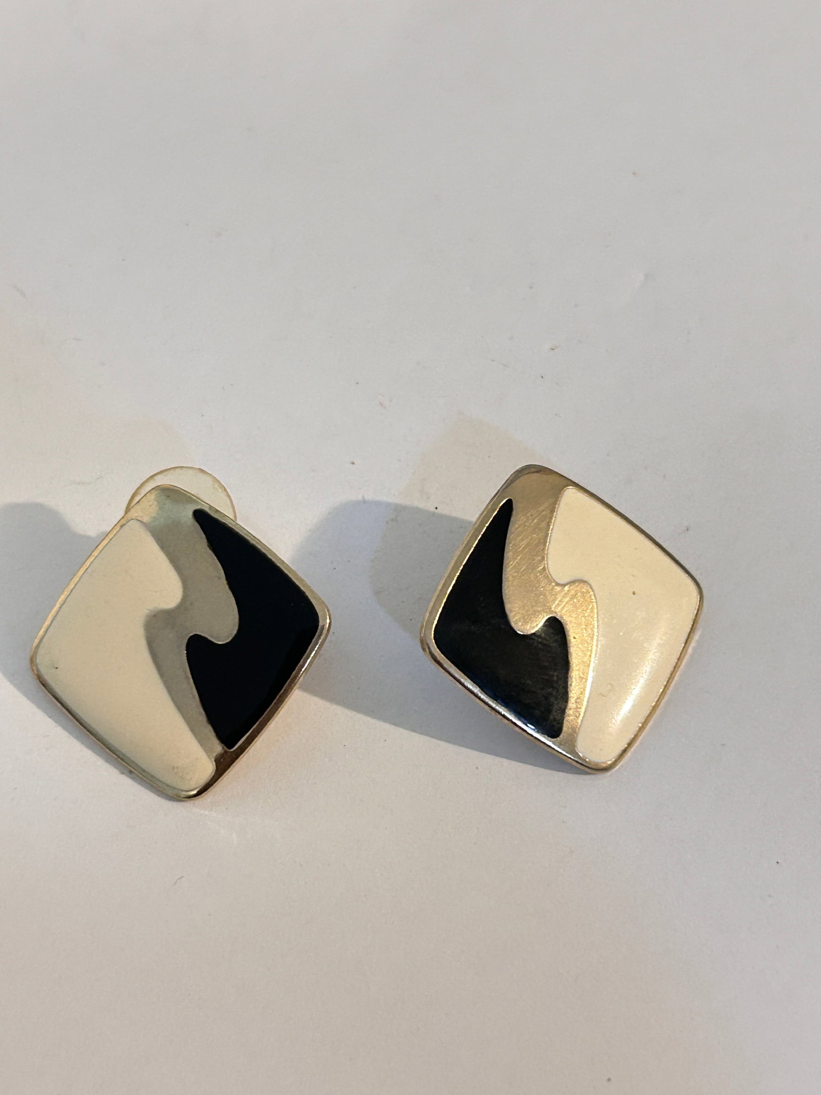 Vintage Black/White enamel post Earrings: Vintage Black/White enamel post Earrings Please view all photos as they are part of the description and condition of this Item, Feel free to contact me with questions or picture requests! Used Item AS