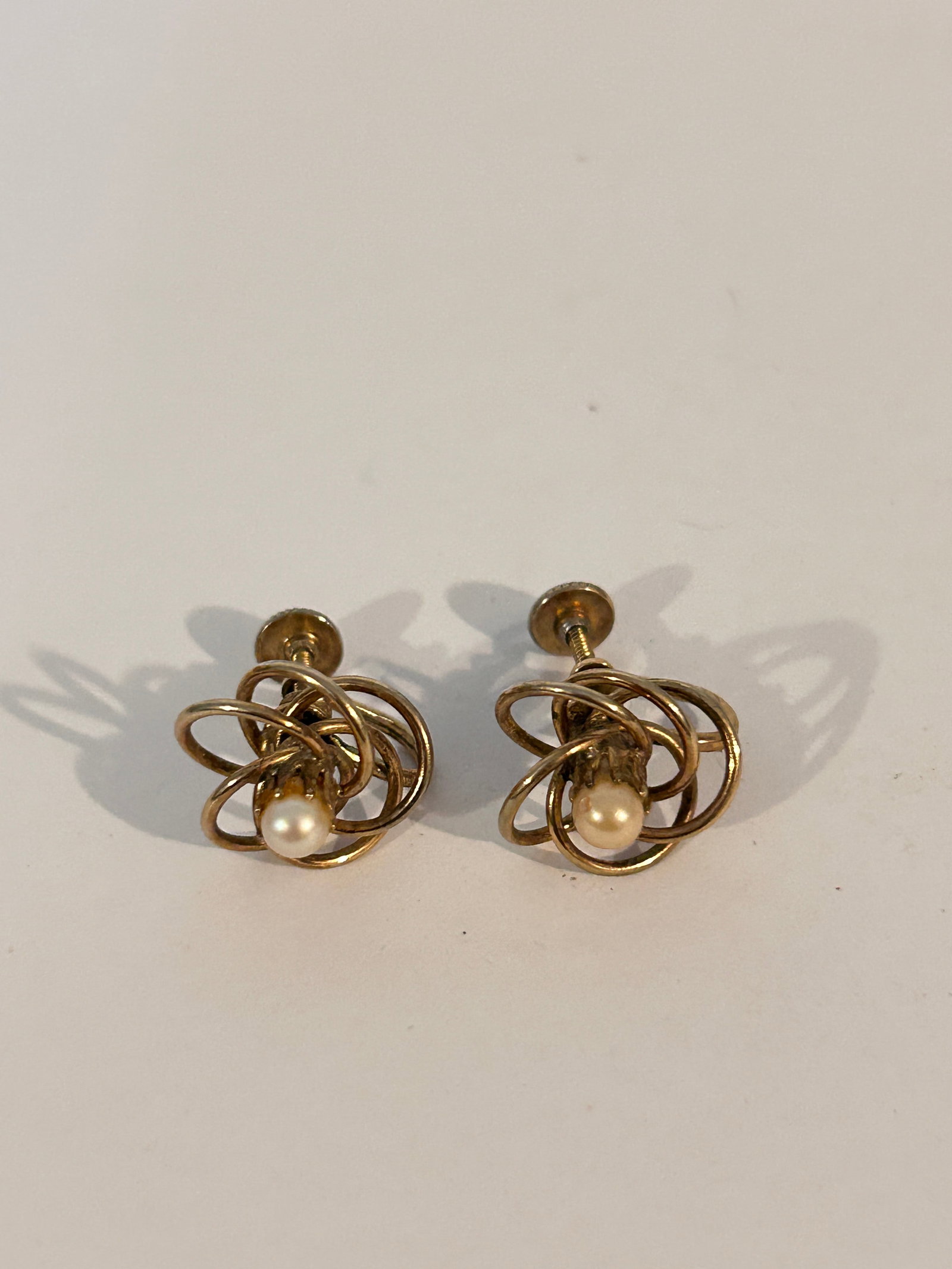 Vintage Gold tone Faux pearl Earrings: Vintage Gold tone Faux pearl Earrings Please view all photos as they are part of the description and condition of this Item, Feel free to contact me with questions or picture requests! Used Item AS IS