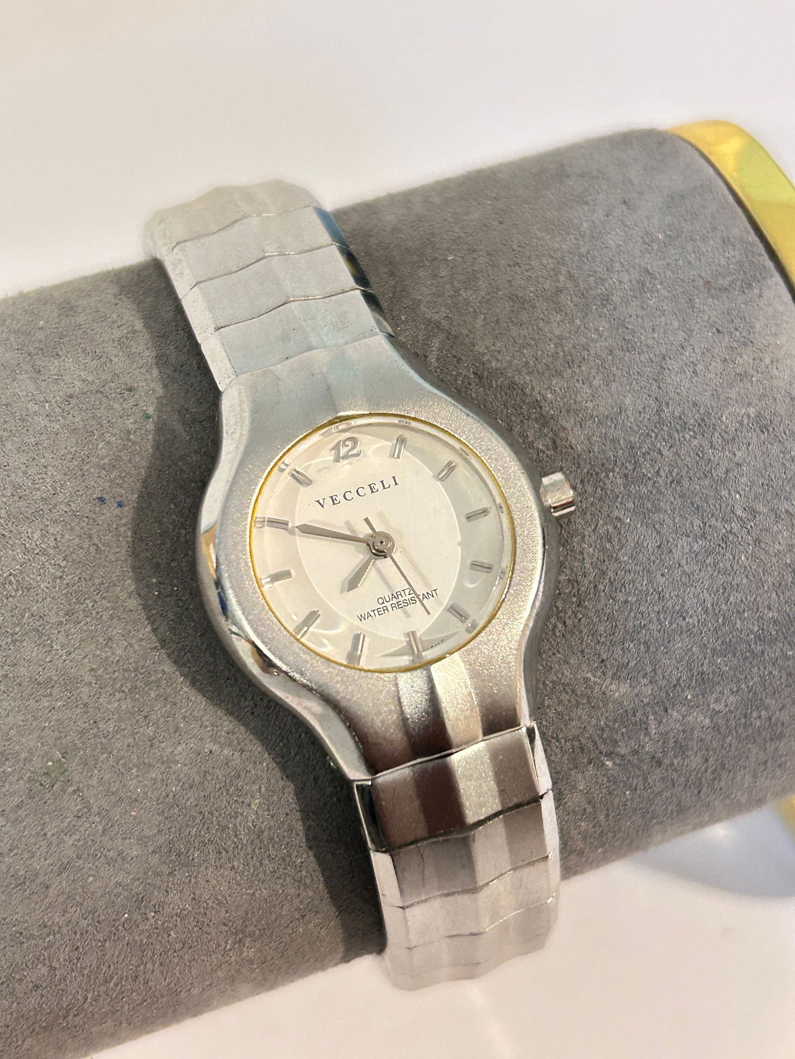 Vintage Vecceli Quartz working Watch: Vintage Vecceli Quartz working Watch Please view all photos as they are part of the description and condition of this Item, Feel free to contact me with questions or picture requests! Used Item AS IS