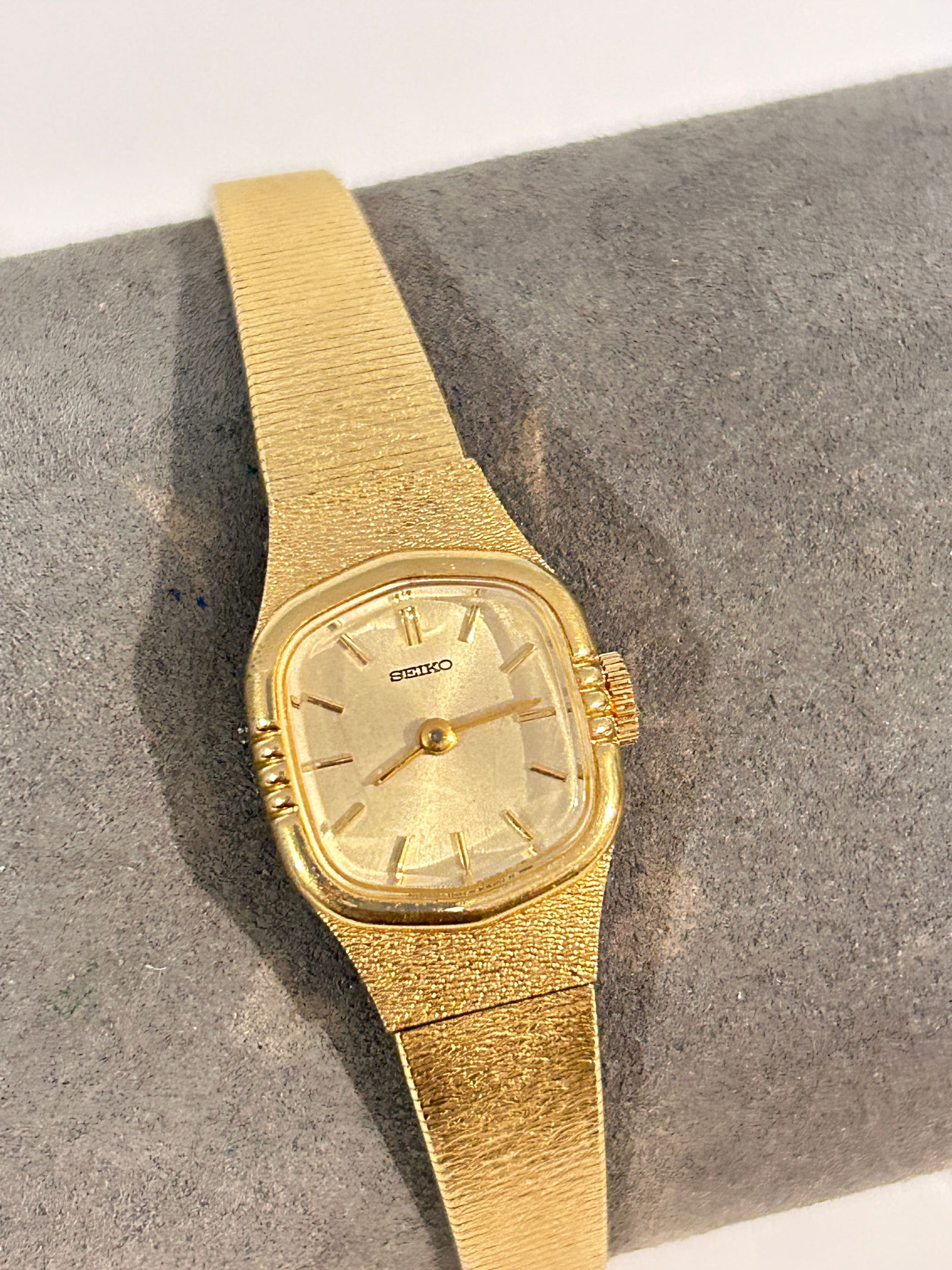 Vintage Gold tone working mech Seiko Watch 5519: Vintage Gold tone working mech Seiko Watch 5519 Please view all photos as they are part of the description and condition of this Item, Feel free to contact me with questions or picture requests! Used
