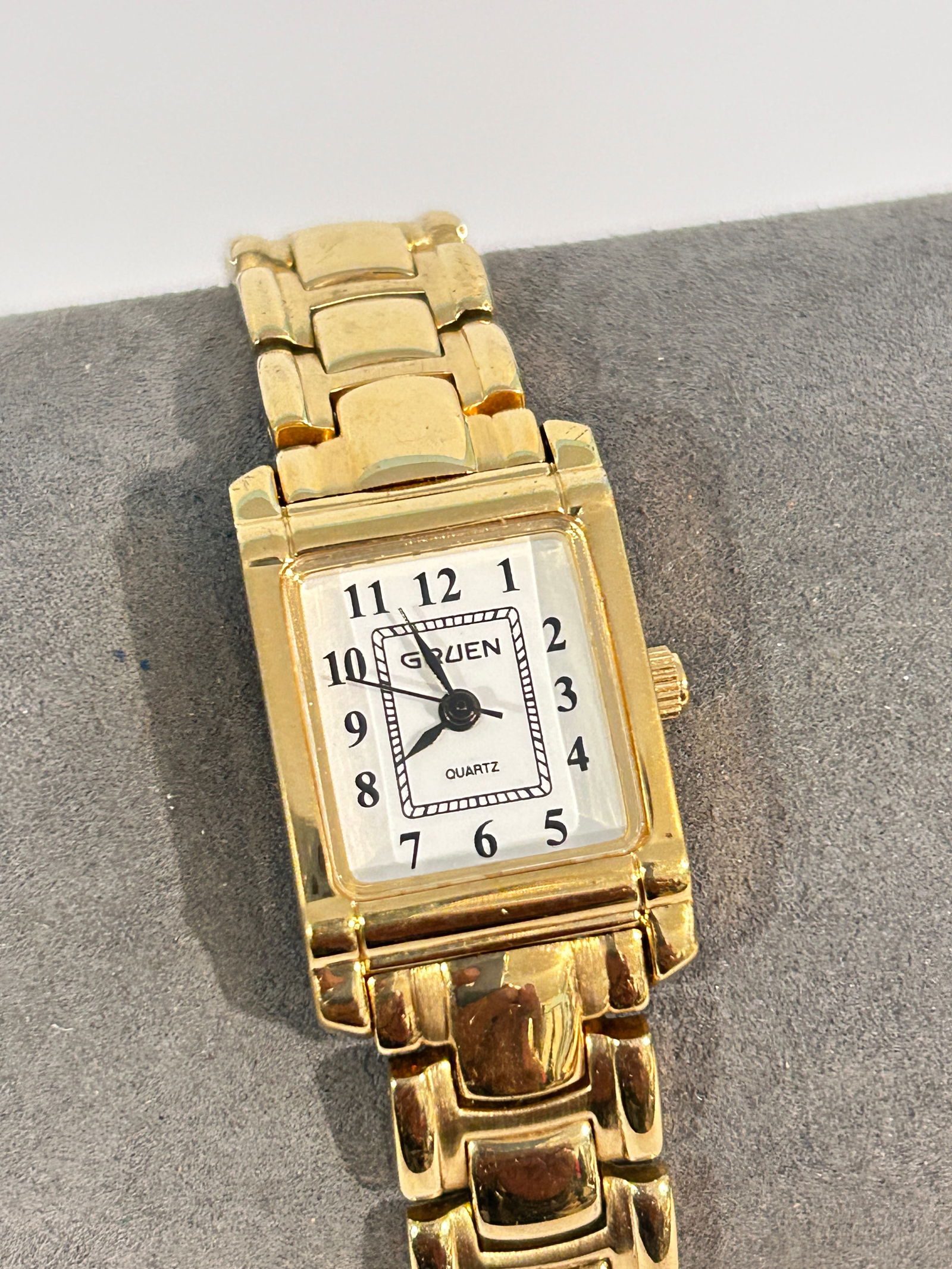 Vintage Gruen gold tone Quartz working Watch GR 211: Vintage Gruen gold tone Quartz working Watch GR 211 Please view all photos as they are part of the description and condition of this Item, Feel free to contact me with questions or picture requests! U