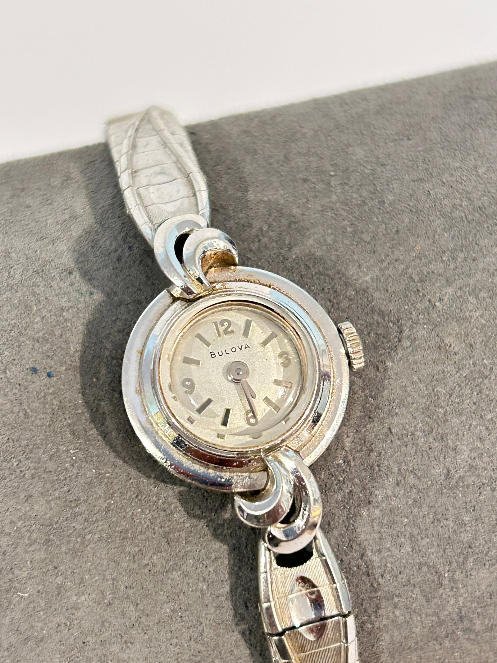 Vintage Bulova working mech Watch C45969: Vintage Bulova working mech Watch C45969 Please view all photos as they are part of the description and condition of this Item, Feel free to contact me with questions or picture requests! Used Item AS