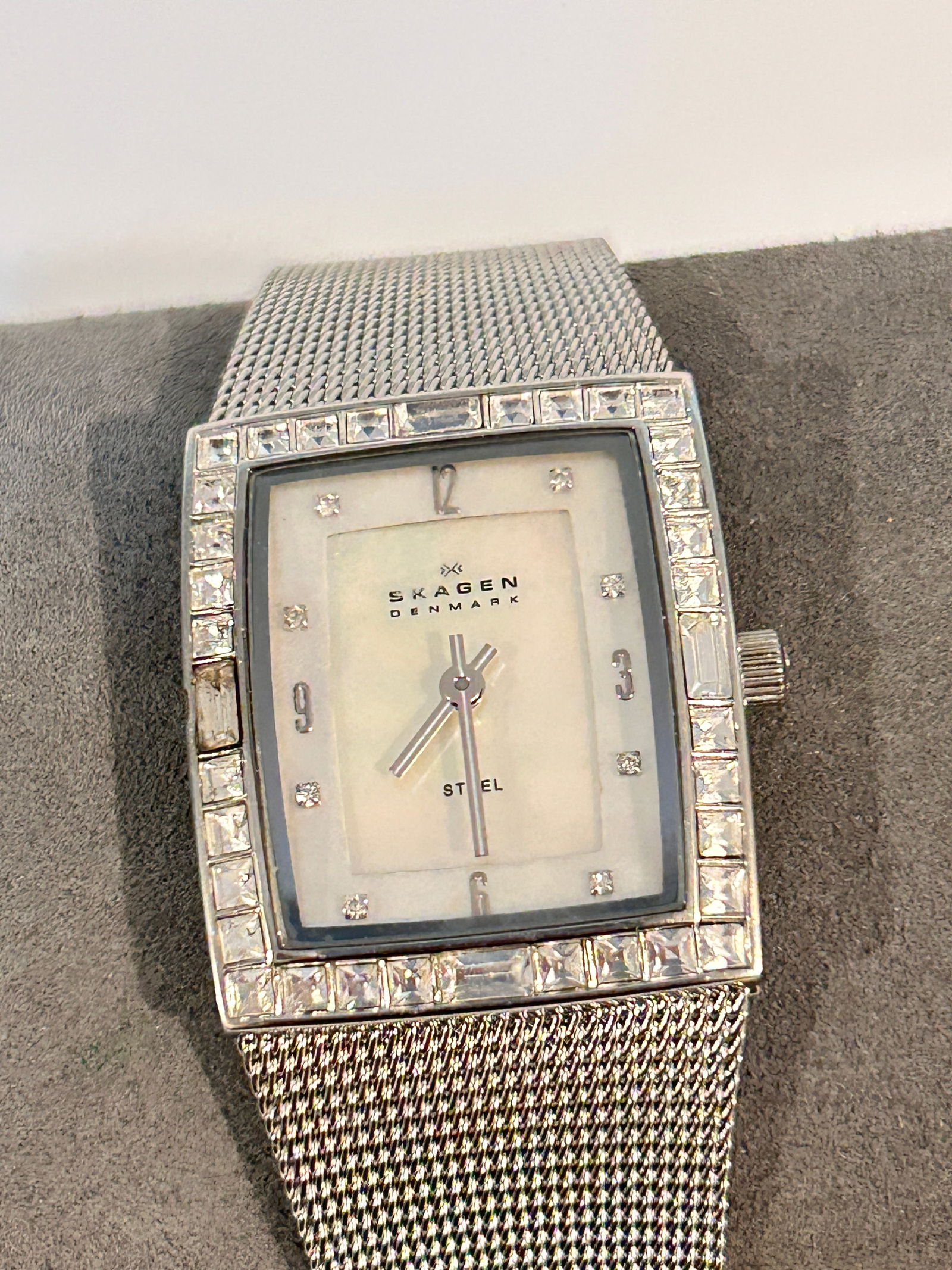 Vintage Skagen Denmark working Mother of Pearl Watch: Vintage Skagen Denmark working Mother of Pearl Watch Please view all photos as they are part of the description and condition of this Item, Feel free to contact me with questions or picture requests!