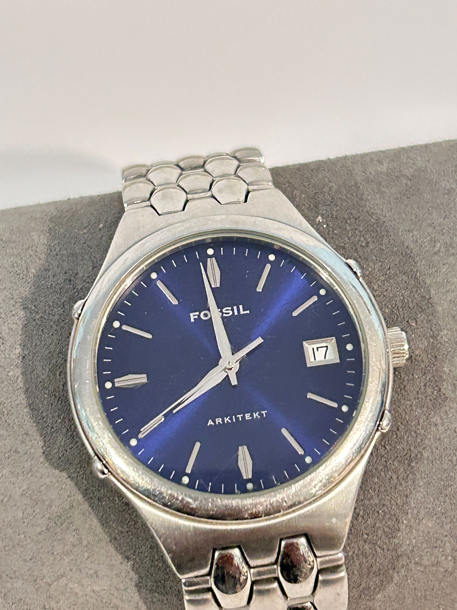 Vintage Fossil Arkitek working Watch FS-2949: Vintage Fossil Arkitek working Watch FS-2949 Please view all photos as they are part of the description and condition of this Item, Feel free to contact me with questions or picture requests! Used Ite