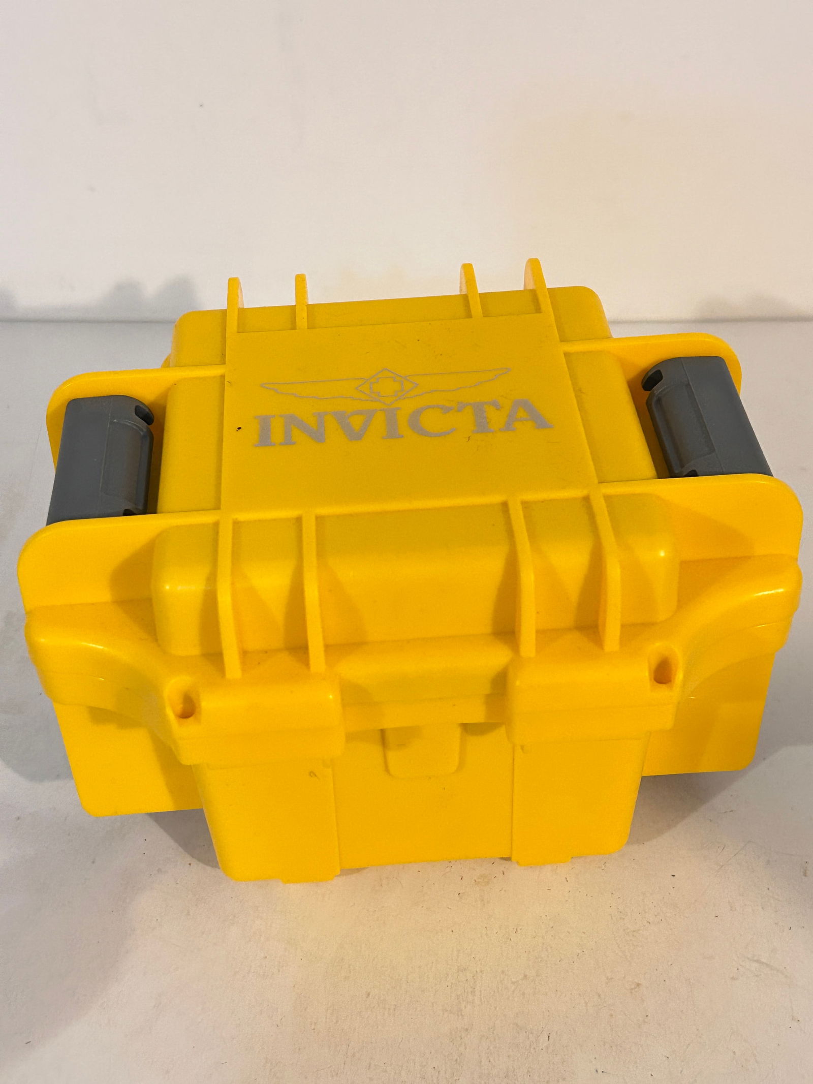 Vintage Invicta Watch Box: Vintage Invicta Watch Box Please view all photos as they are part of the description and condition of this Item, Feel free to contact me with questions or picture requests! Used Item AS IS