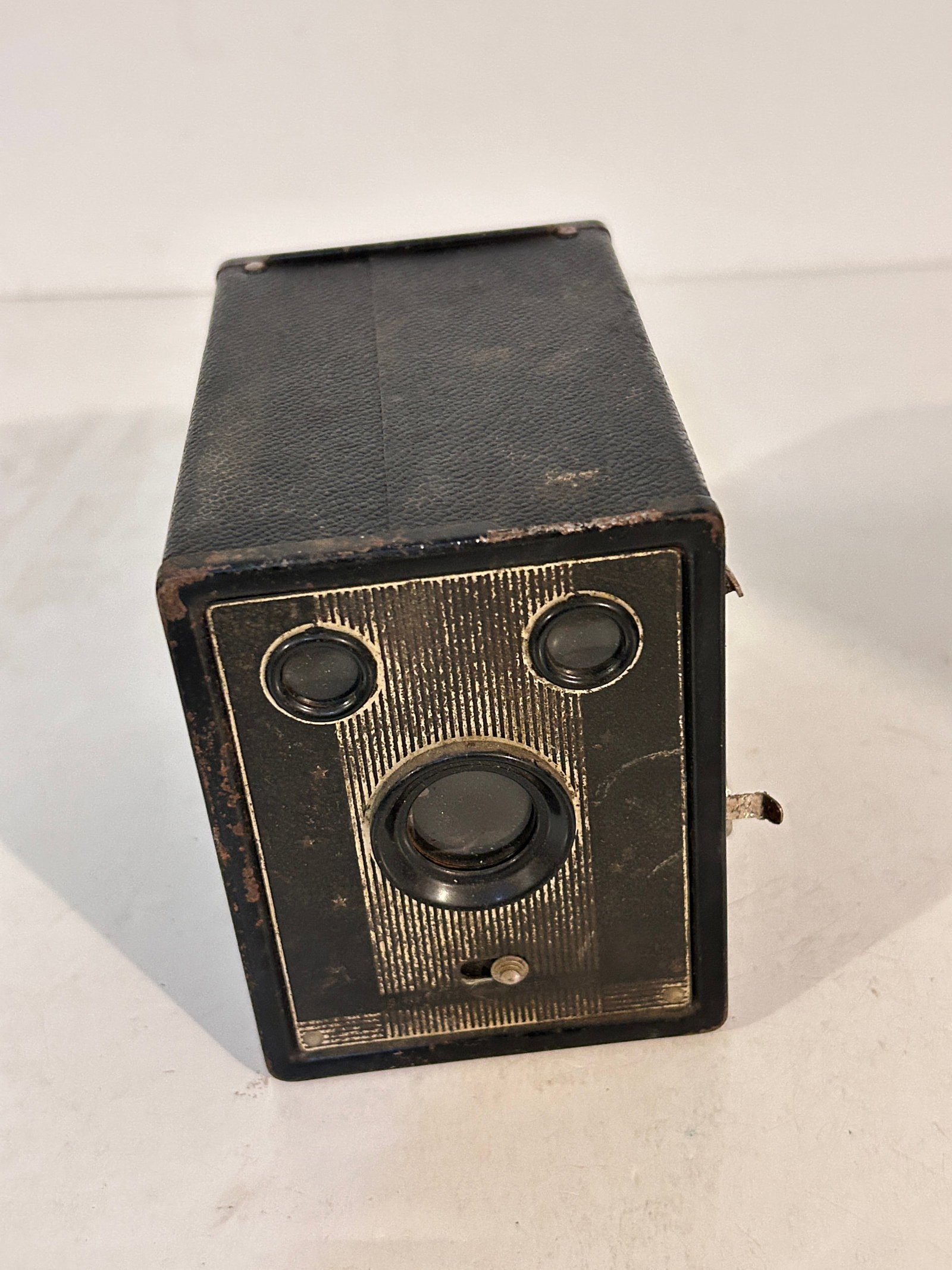 Vintage Brownie Box Camera: Vintage Brownie Box Camera Please view all photos as they are part of the description and condition of this Item, Feel free to contact me with questions or picture requests! Used Item AS IS
