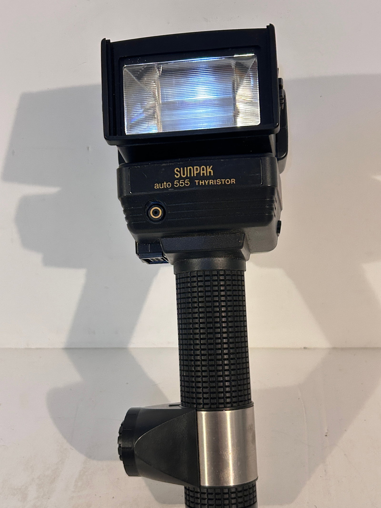 Sunpak Auto auto 555 Handle Mount Flash in EXC. Condition: Sunpak Auto auto 555 Handle Mount Flash in EXC. Condition Please view all photos as they are part of the description and condition of this Item, Feel free to contact me with questions or picture reque