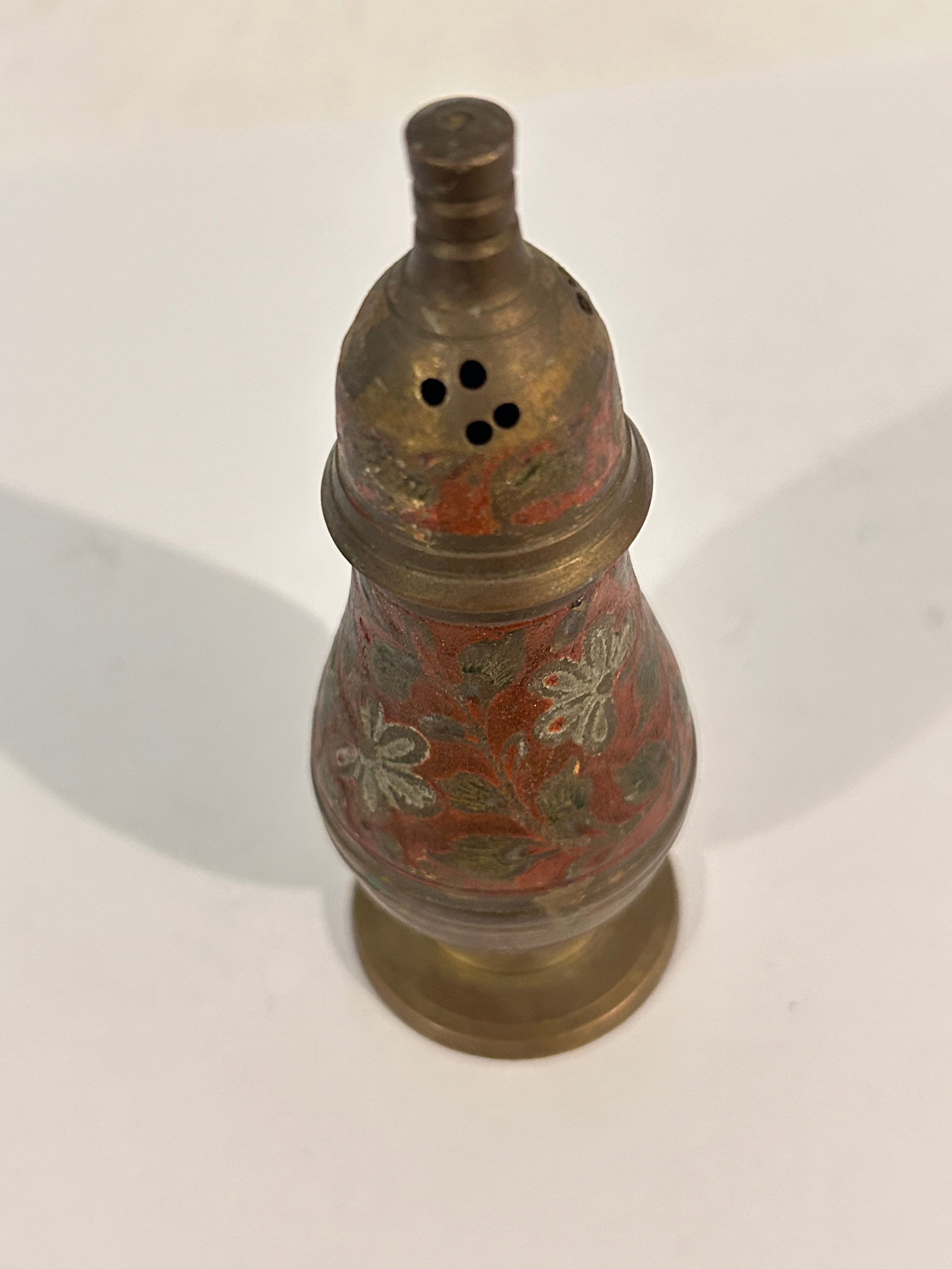 Vintage India Salt Shaker: Vintage India Salt Shaker Please view all photos as they are part of the description and condition of this Item, Feel free to contact me with questions or picture requests! Used Item AS IS