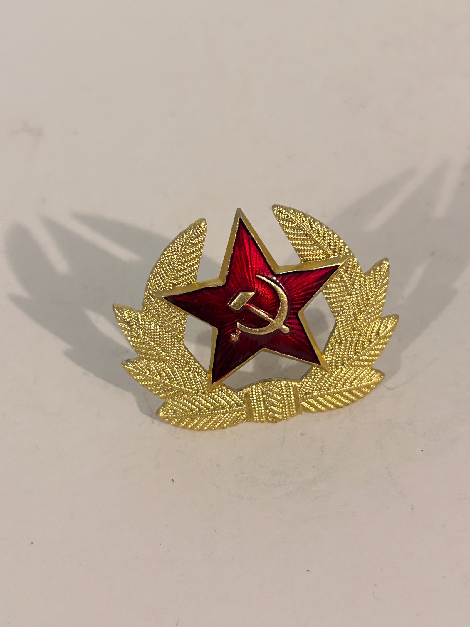 Vintage Russian Cap Pin Military: Vintage Russian Cap Pin Military Please view all photos as they are part of the description and condition of this Item, Feel free to contact me with questions or picture requests! Used Item AS IS