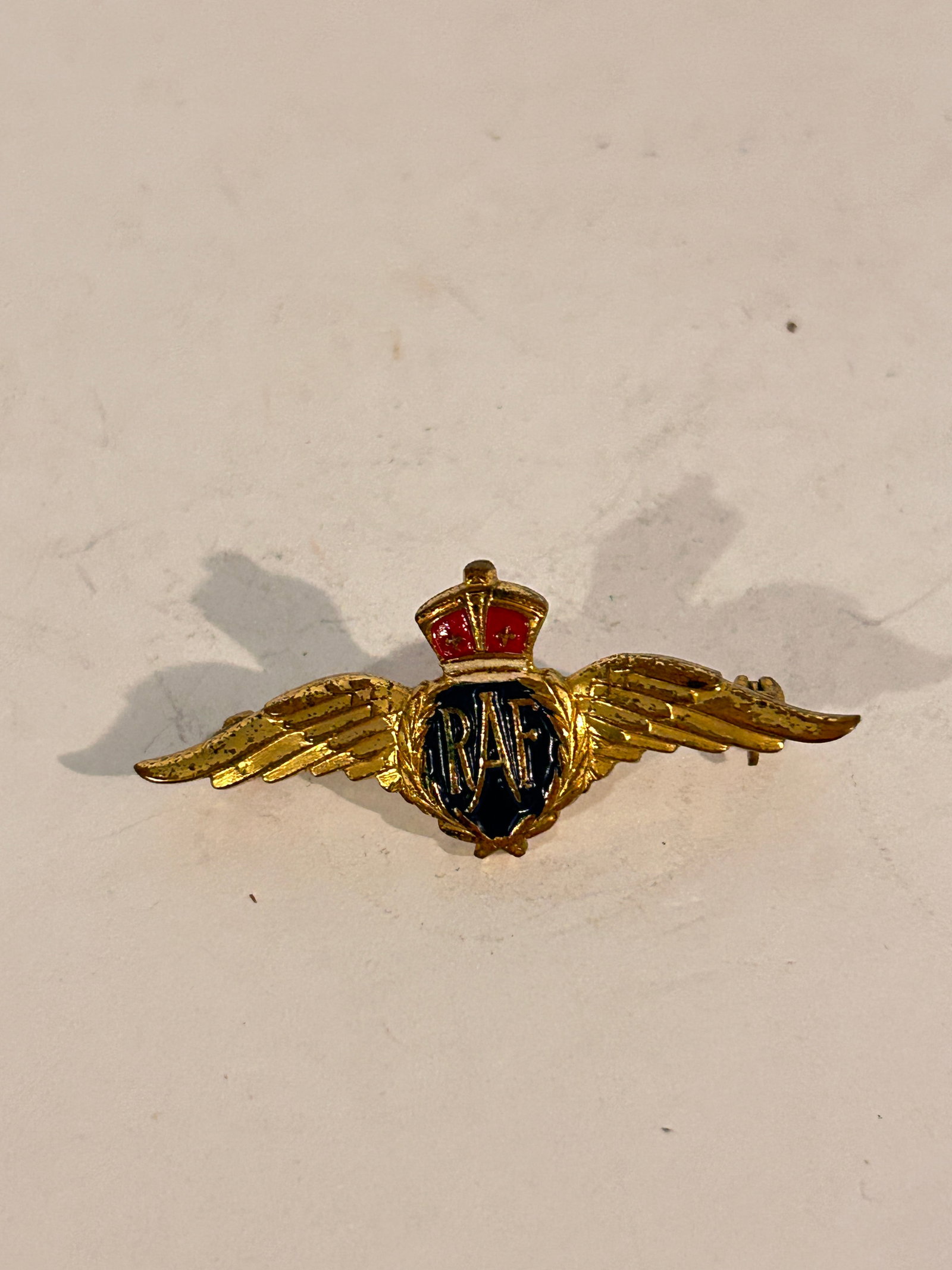 Vintage Military Vintage Original RAF Royal Air Force Enamel Pin Badge Brooch: Vintage Military Vintage Original RAF Royal Air Force Enamel Pin Badge Brooch Please view all photos as they are part of the description and condition of this Item, Feel free to contact me with questi