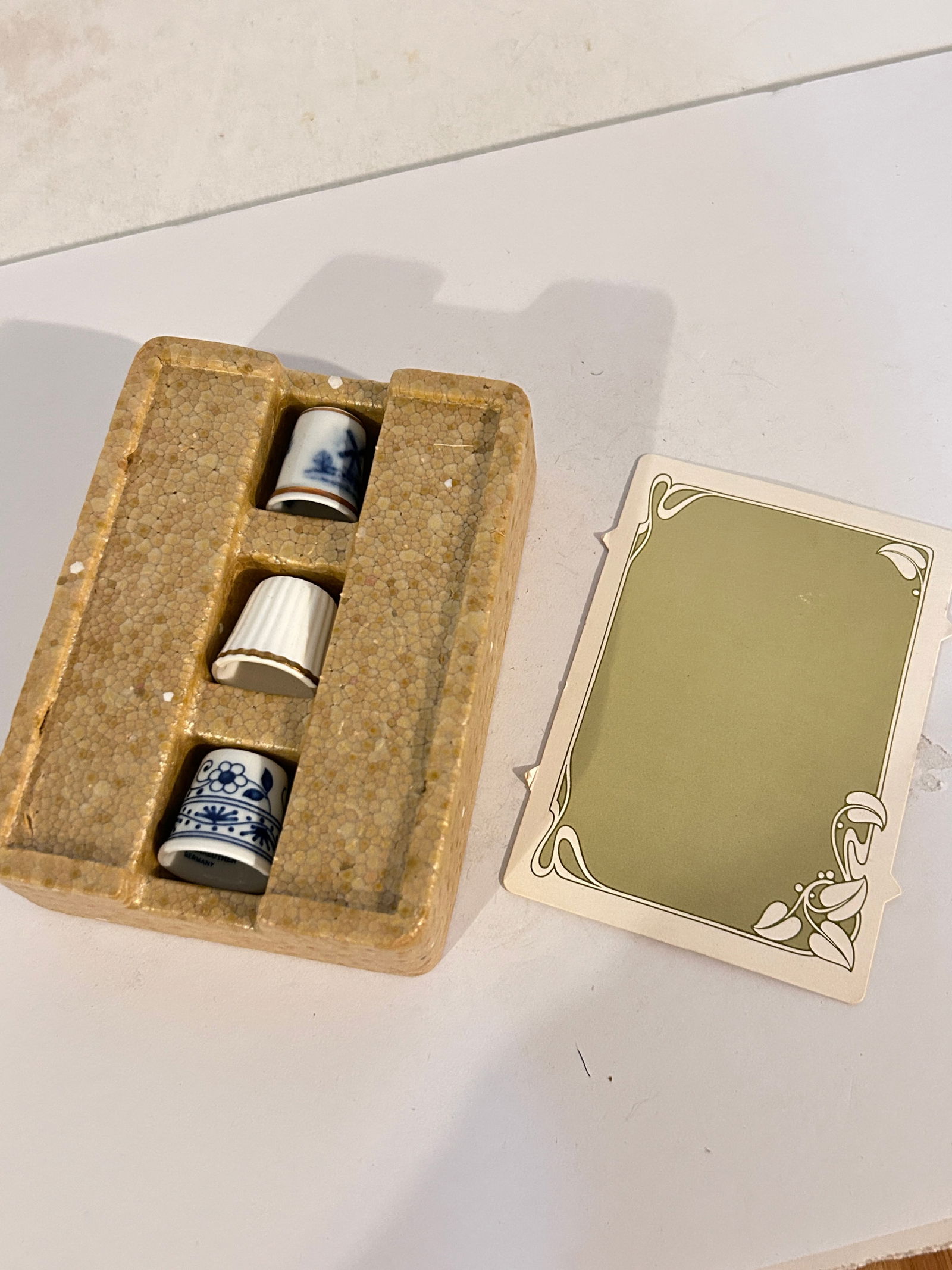 Vintage Set of 3 Thimbles: Vintage Set of 3 Thimbles Please view all photos as they are part of the description and condition of this Item, Feel free to contact me with questions or picture requests! Used Item AS IS