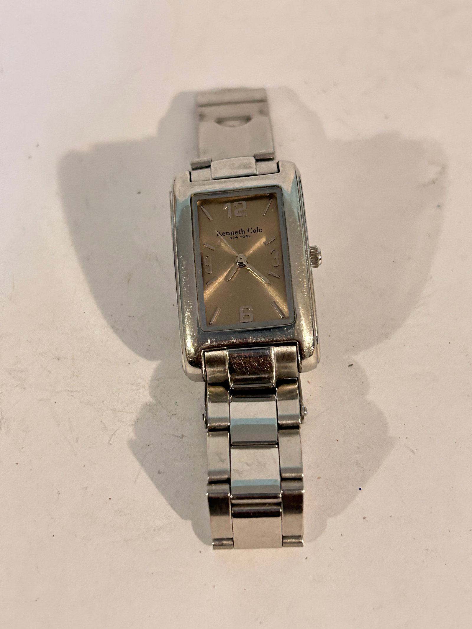 Vintage Kenneth Cole New York working Watch: Vintage Kenneth Cole New York working Watch Please view all photos as they are part of the description and condition of this Item, Feel free to contact me with questions or picture requests! Used Item