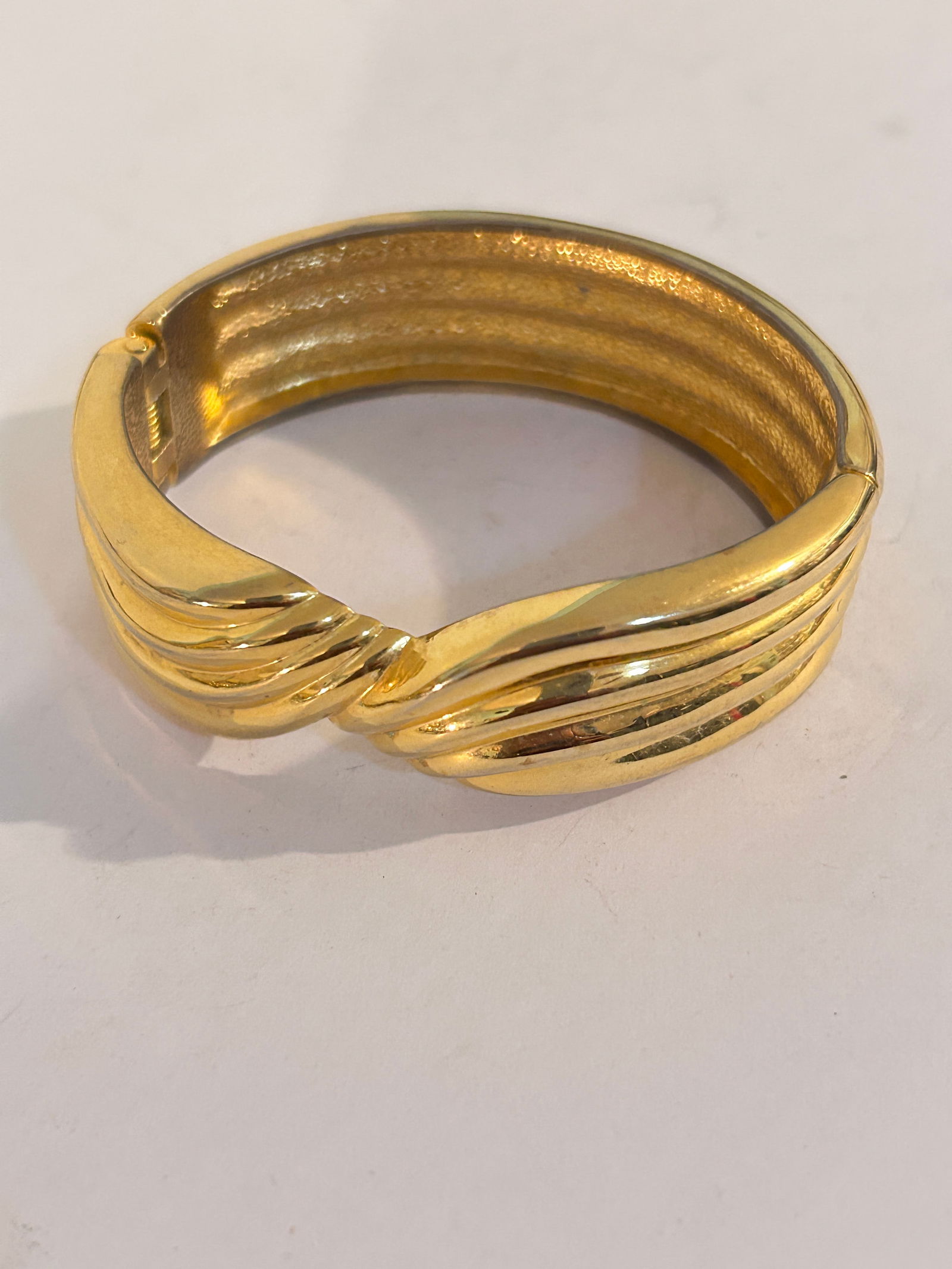 Vintage Gold Tone hinged Bracelet 7": Vintage Gold Tone hinged Bracelet 7" Please view all photos as they are part of the description and condition of this Item, Feel free to contact me with questions or picture requests! Used Item AS IS