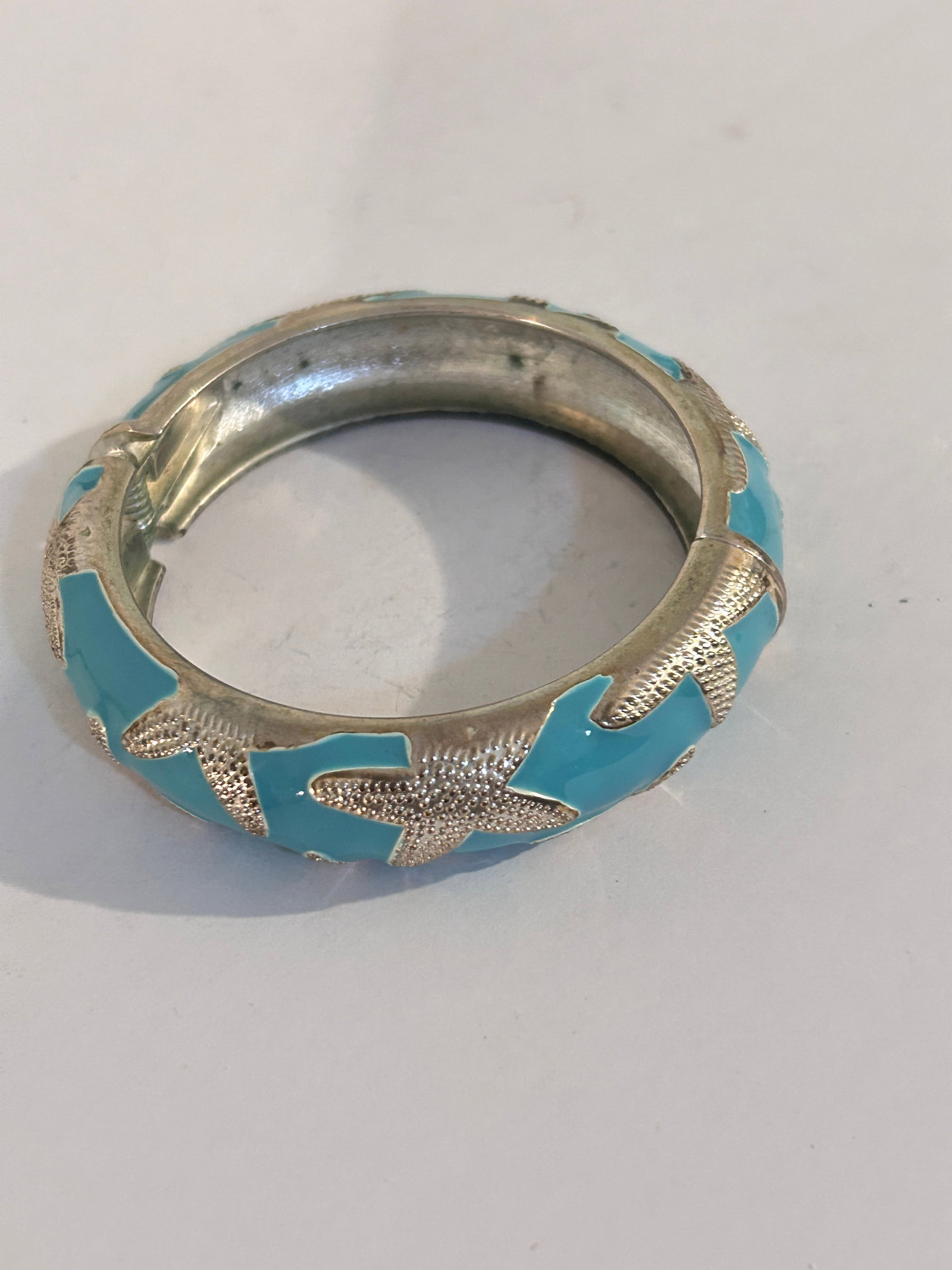 Vintage Teal Blue Enamel star fish hinged Bracelet 7": Vintage Teal Blue Enamel star fish hinged Bracelet 7" Please view all photos as they are part of the description and condition of this Item, Feel free to contact me with questions or picture requests!