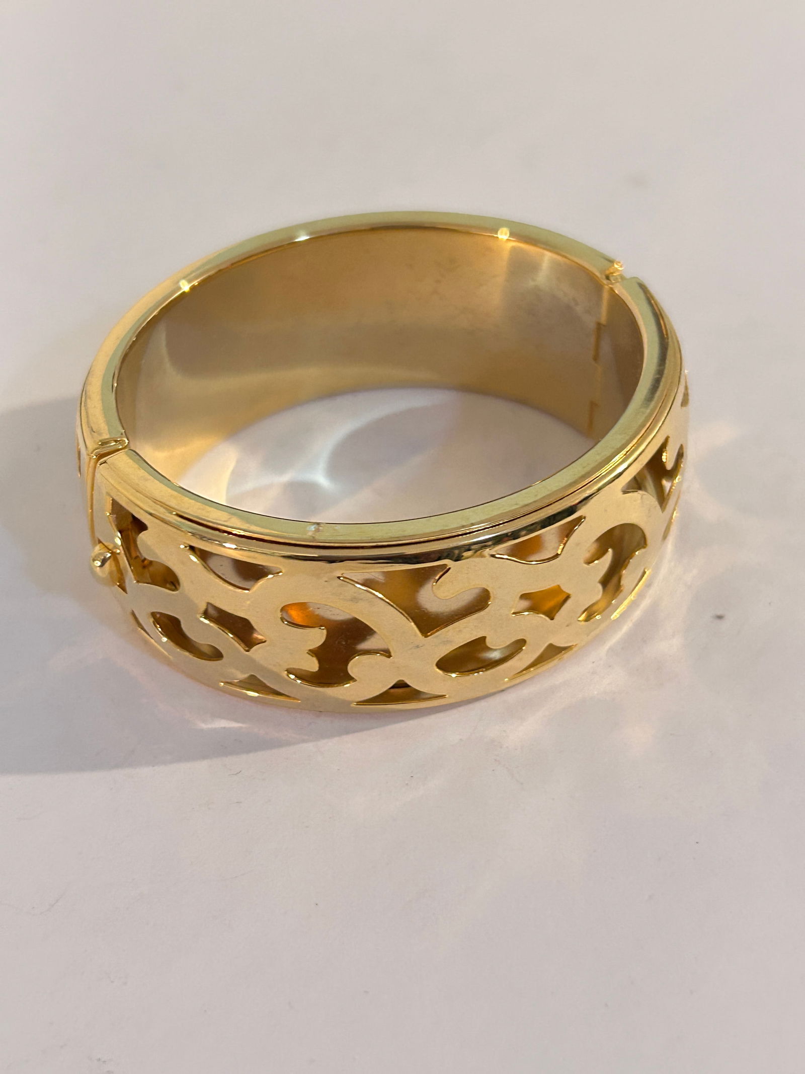 Vintage Gold tone hinged wide Bracelet 8": Vintage Gold tone hinged wide Bracelet 8" Please view all photos as they are part of the description and condition of this Item, Feel free to contact me with questions or picture requests! Used Item A