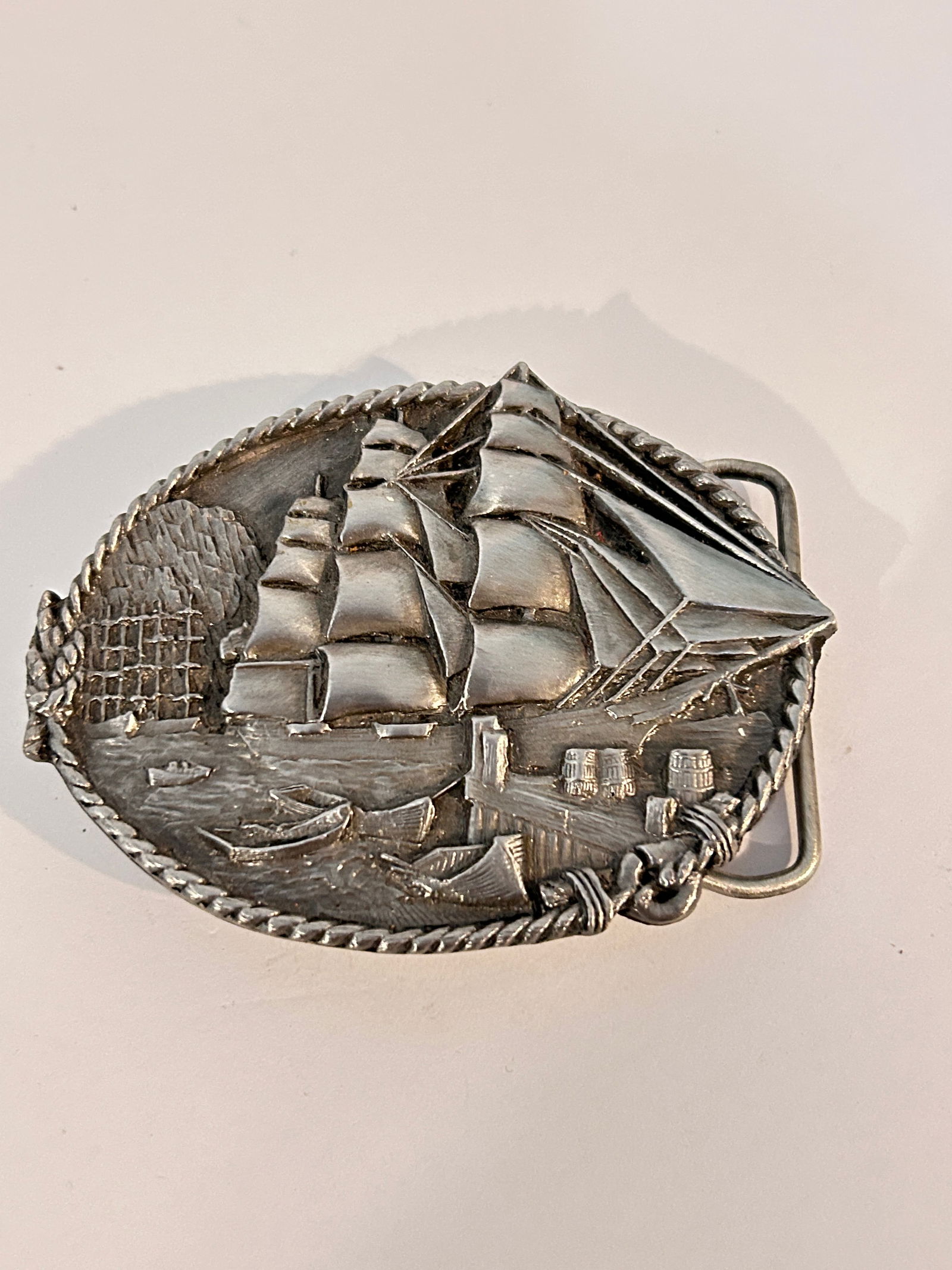 Vintage Bergamot Sailboat Belt Buckle: Vintage Bergamot Sailboat Belt Buckle Please view all photos as they are part of the description and condition of this Item, Feel free to contact me with questions or picture requests! Used Item AS IS