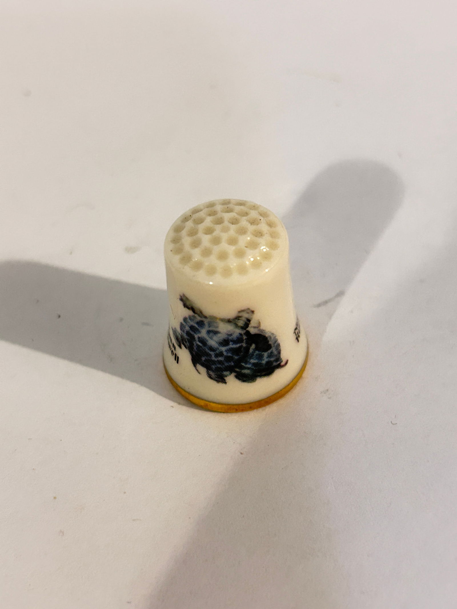 Vintage Thimble: Vintage Thimble Please view all photos as they are part of the description and condition of this Item, Feel free to contact me with questions or picture requests! Used Item AS IS