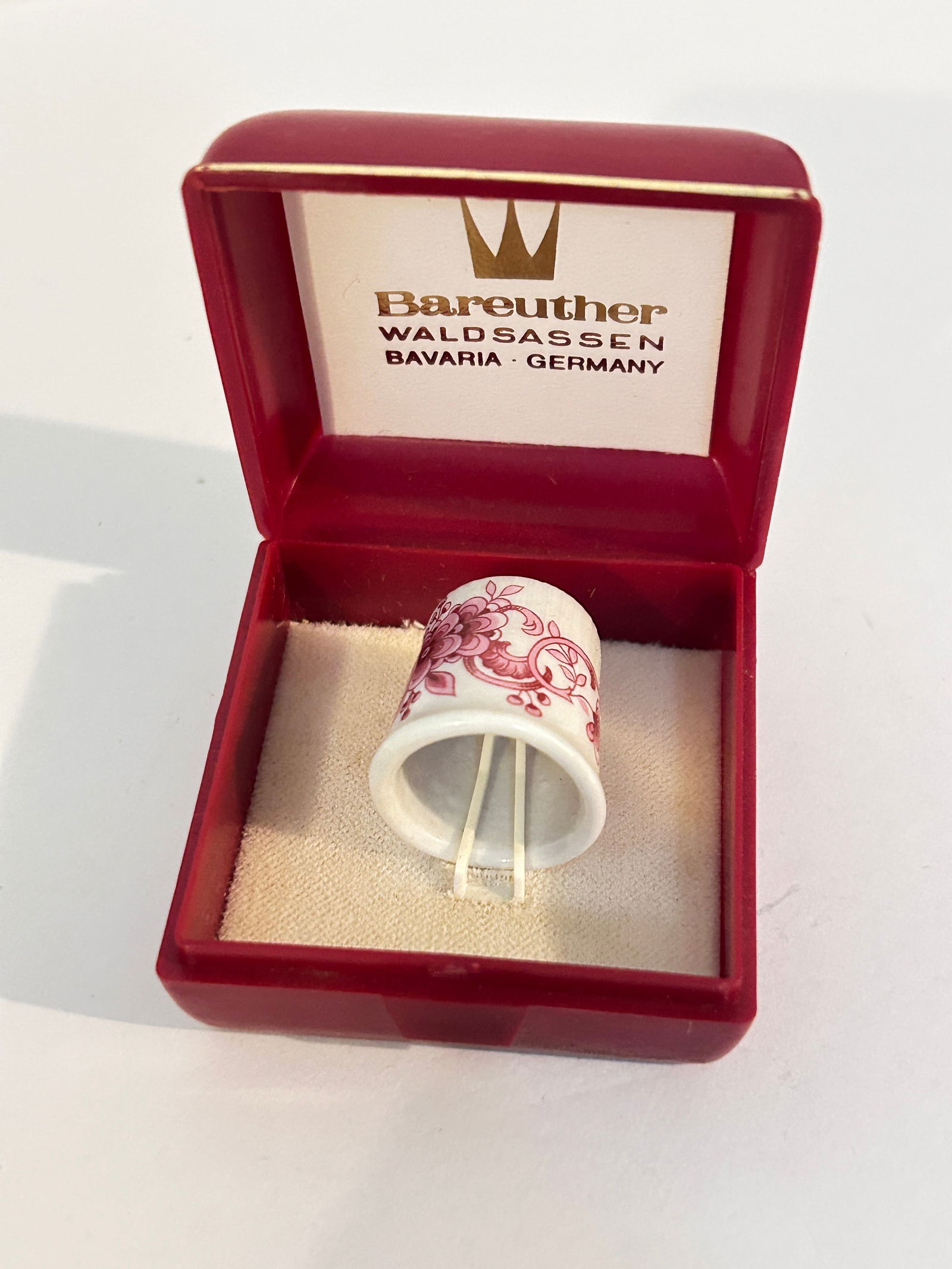 Vintage Thimble: Vintage Thimble Please view all photos as they are part of the description and condition of this Item, Feel free to contact me with questions or picture requests! Used Item AS IS