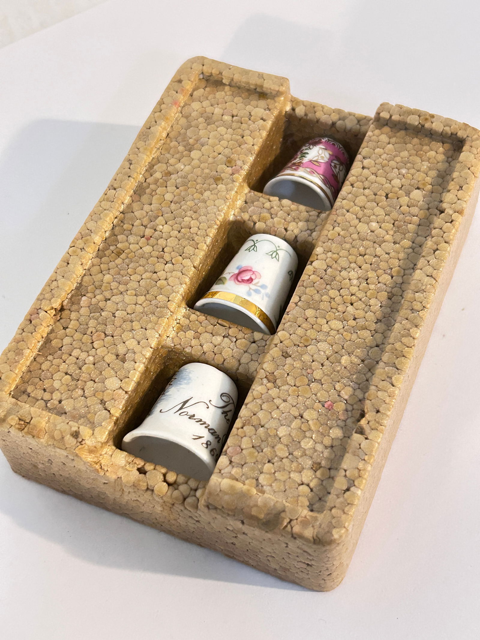 Large Lot of 3 vintage Thimbles: Large Lot of 3 vintage Thimbles Please view all photos as they are part of the description and condition of this Item, Feel free to contact me with questions or picture requests! Used Item AS IS