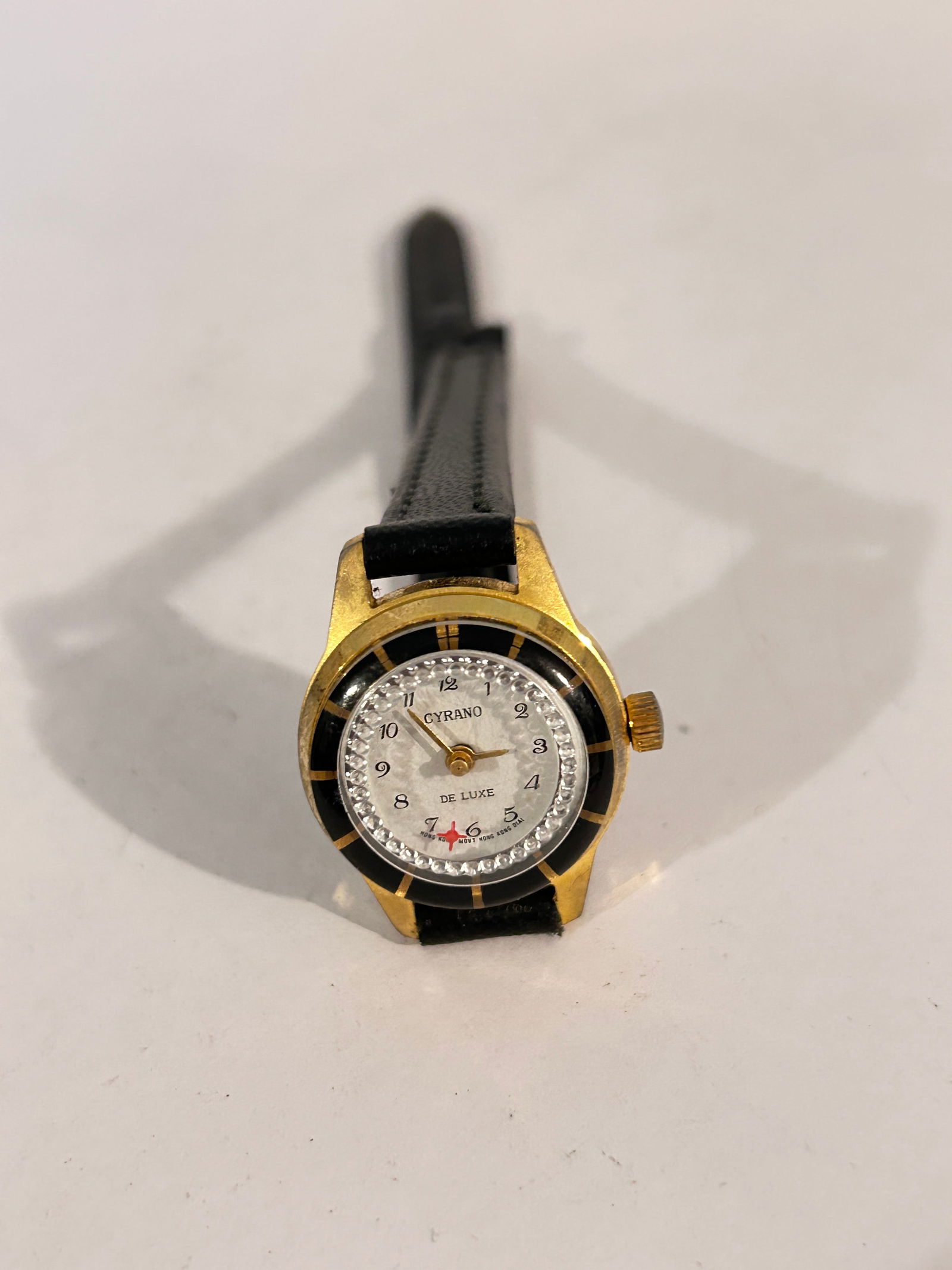 Vintage Cyrano working quartz Watch: Vintage Cyrano working quartz Watch Please view all photos as they are part of the description and condition of this Item, Feel free to contact me with questions or picture requests! Used Item AS IS