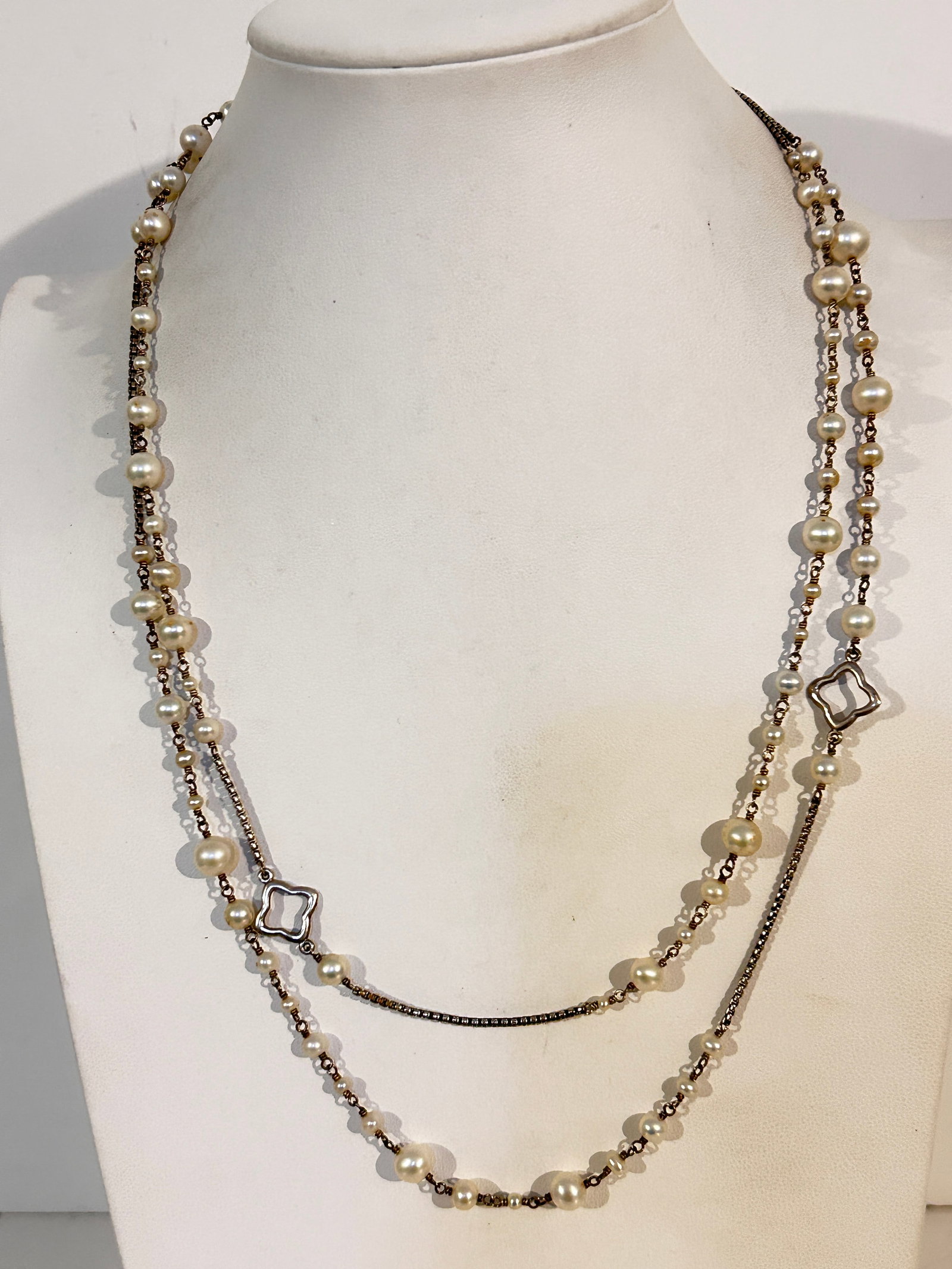 David Yurman 48?? Bijoux Quatrefoil Sterling Silver and Pearl Necklace: David Yurman 48” Bijoux Quatrefoil Sterling Silver and Pearl Necklace Please view all photos as they are part of the description and condition of this Item, Feel free to contact me with question