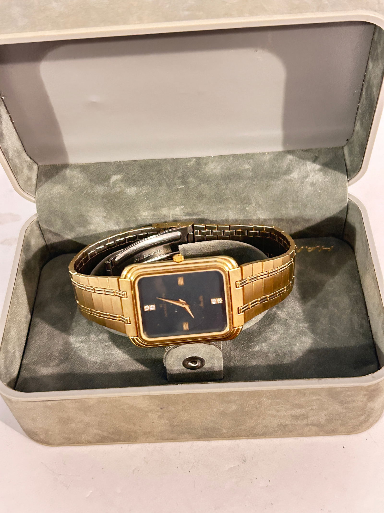 Vintage Hamilton quartz Saville working Watch in box: Vintage Hamilton quartz Saville working Watch in box Please view all photos as they are part of the description and condition of this Item, Feel free to contact me with questions or picture requests!