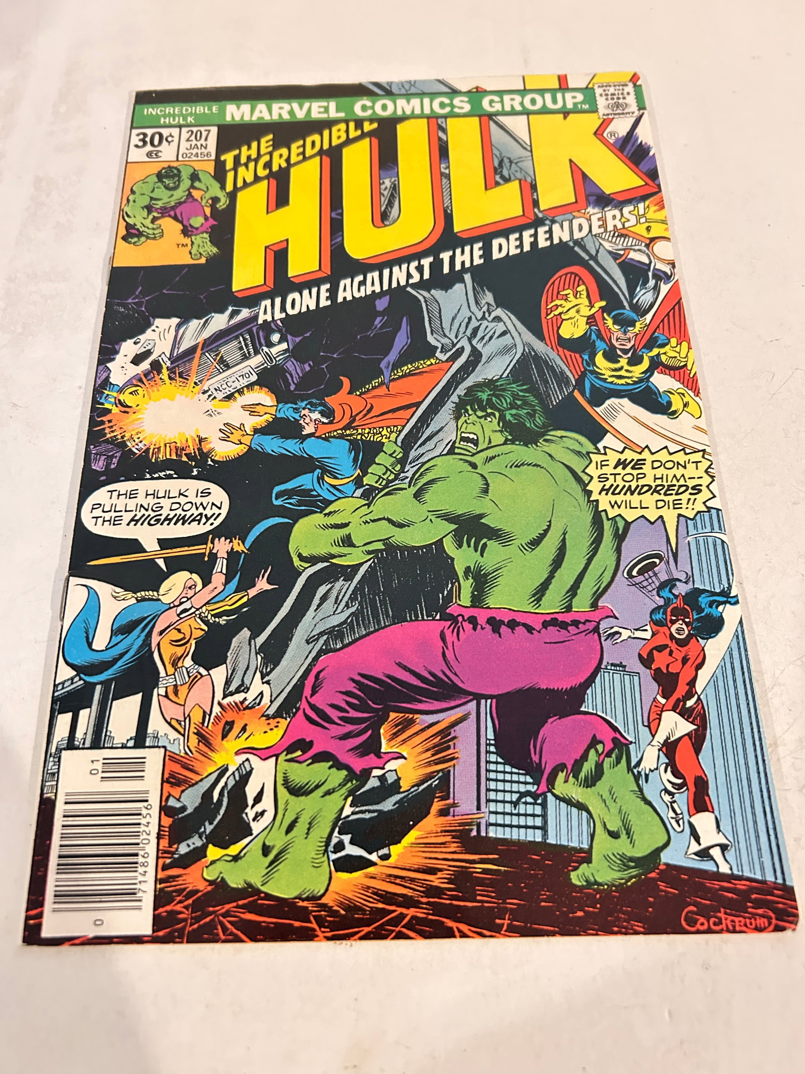Vintage Comic Book The Incredible Hulk # 207: Vintage Comic Book The Incredible Hulk # 207 Please view all photos as they are part of the description and condition of this Item, Feel free to contact me with questions or picture requests! Used Ite