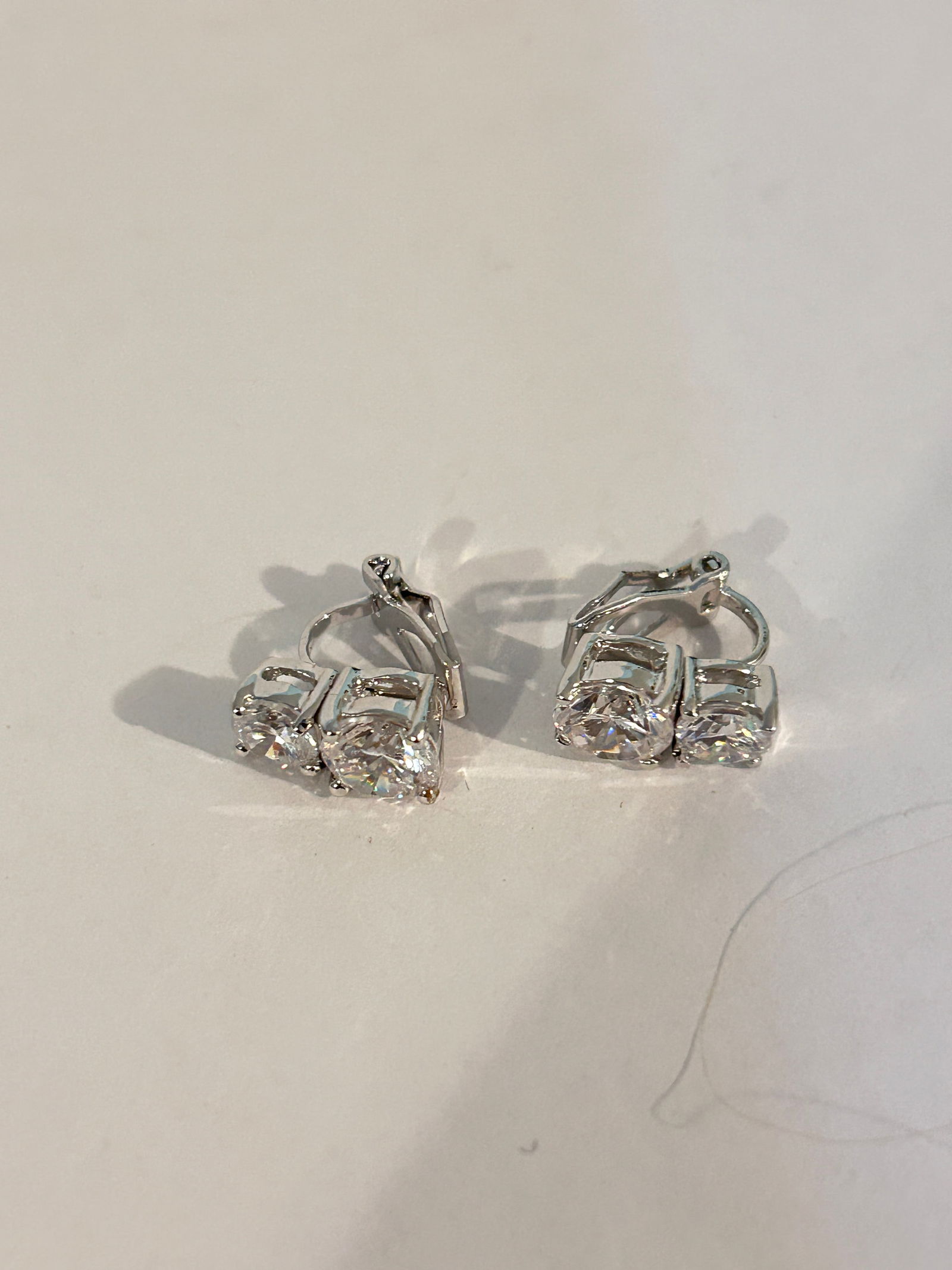 Vintage rhinestone Earrings: Vintage rhinestone Earrings Please view all photos as they are part of the description and condition of this Item, Feel free to contact me with questions or picture requests! Used Item AS IS