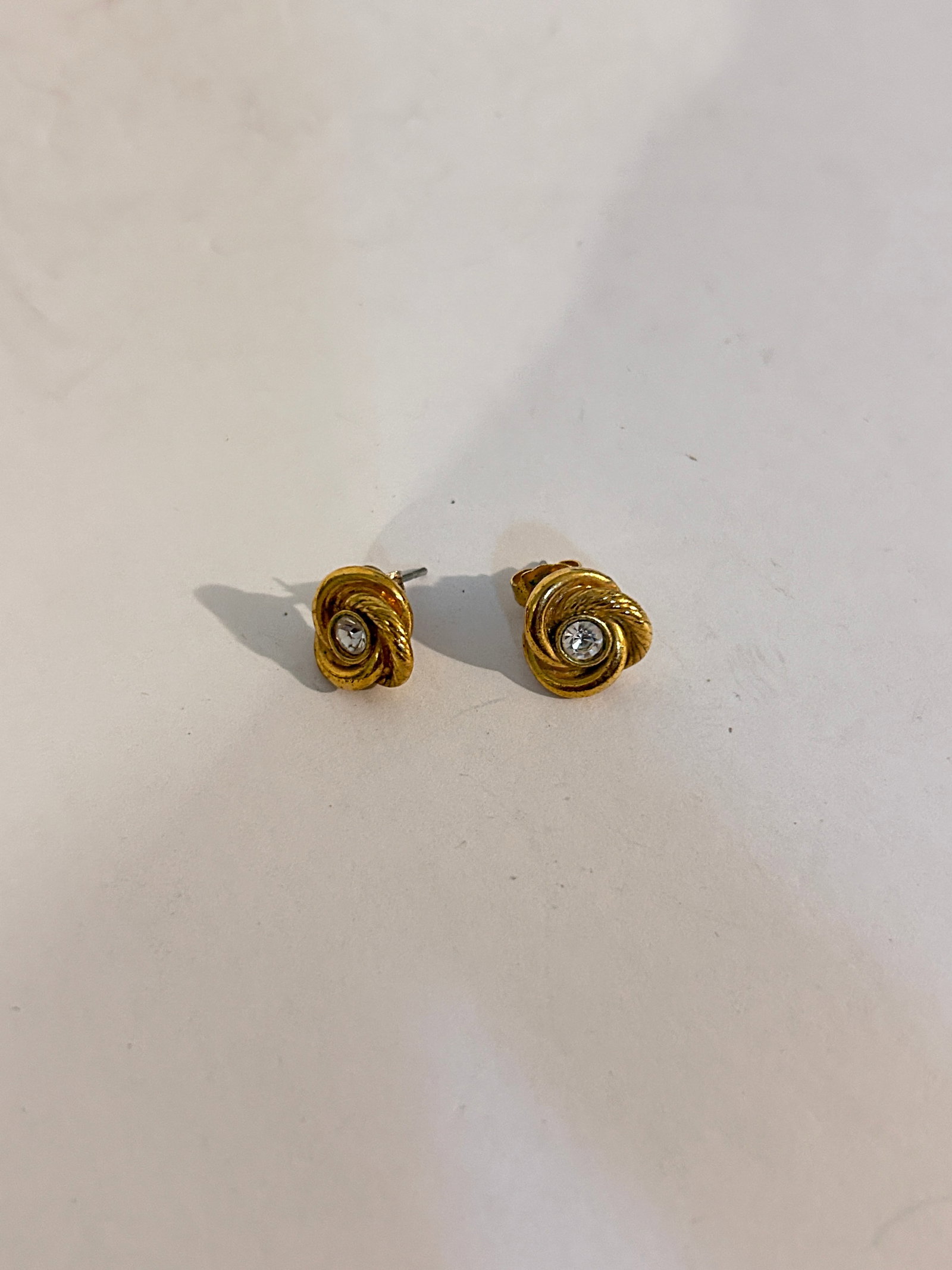Vintage Gold Tone post rhinestone Earrings: Vintage Gold Tone post rhinestone Earrings Please view all photos as they are part of the description and condition of this Item, Feel free to contact me with questions or picture requests! Used Item 