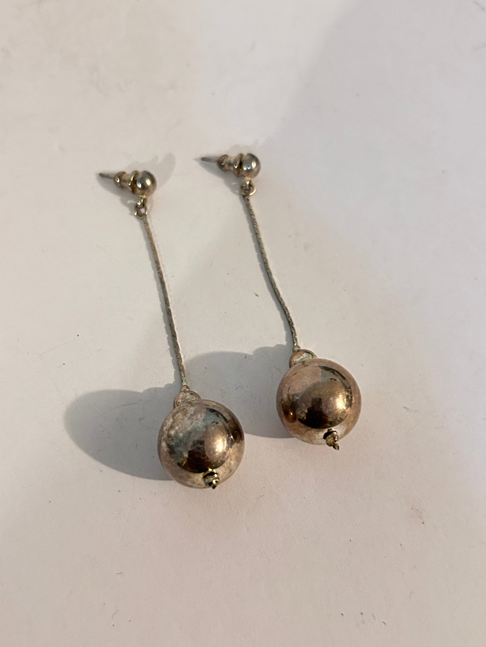 Vintage Silver Tone ball dangle Earrings: Vintage Silver Tone ball dangle Earrings Please view all photos as they are part of the description and condition of this Item, Feel free to contact me with questions or picture requests! Used Item AS