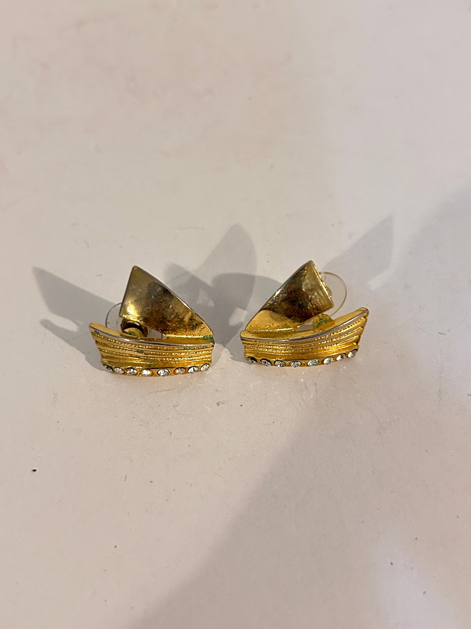 Vintage Gold Tone Rhinestone post Earrings: Vintage Gold Tone Rhinestone post Earrings Please view all photos as they are part of the description and condition of this Item, Feel free to contact me with questions or picture requests! Used Item 