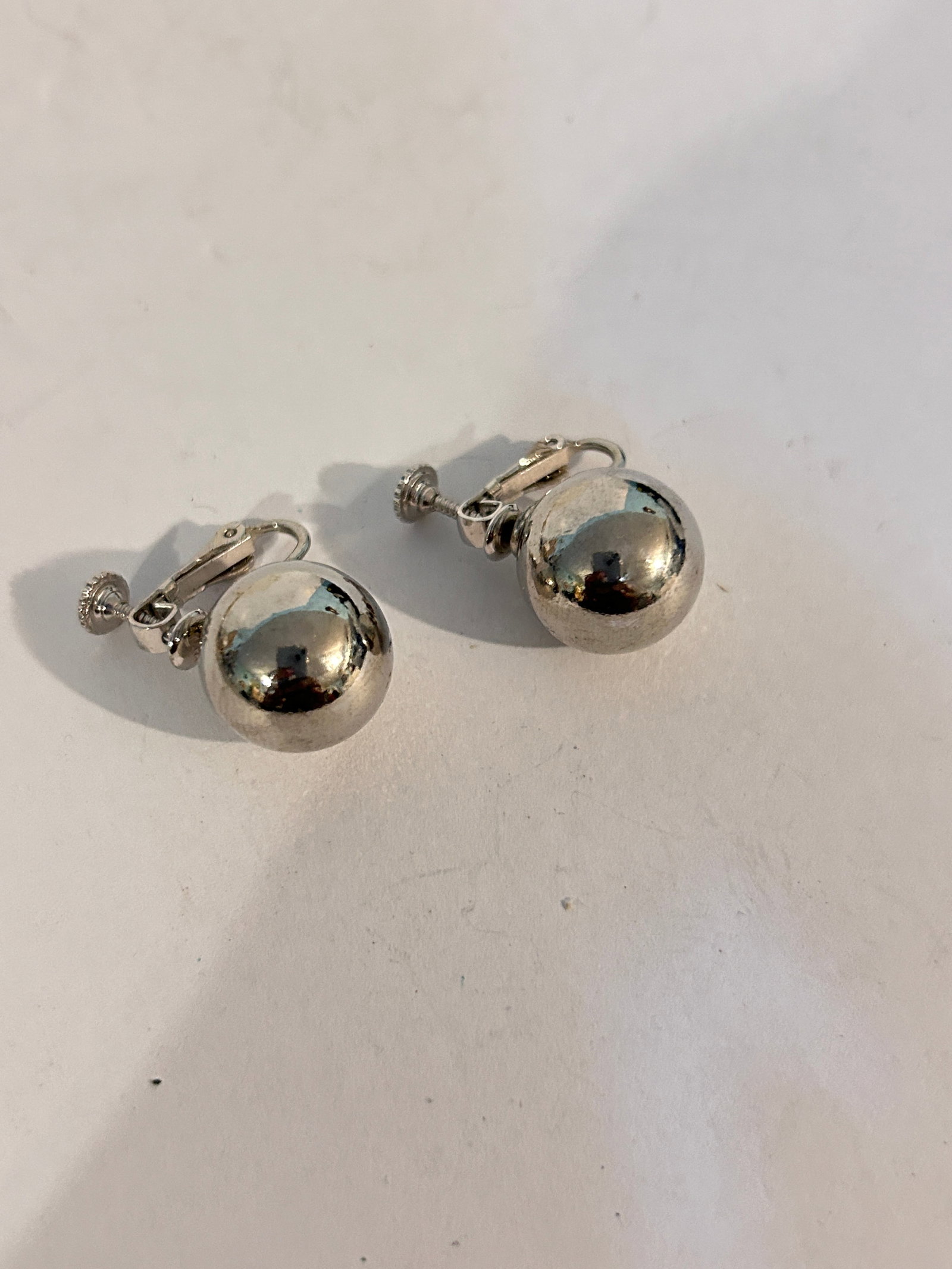 Vintage Silver Tone ball Earrings: Vintage Silver Tone ball Earrings Please view all photos as they are part of the description and condition of this Item, Feel free to contact me with questions or picture requests! Used Item AS IS