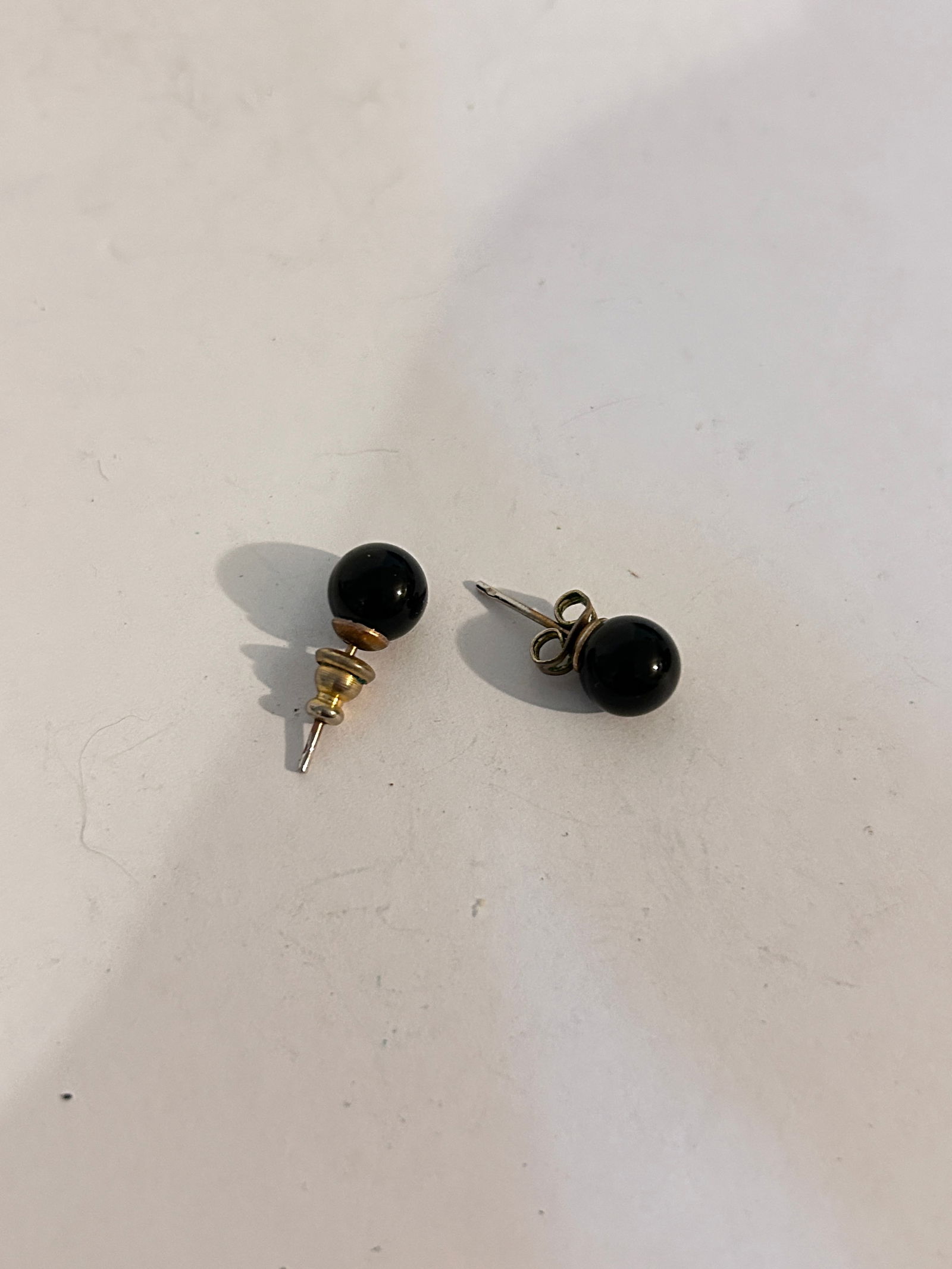 Vintage black post Earrings: Vintage black post Earrings Please view all photos as they are part of the description and condition of this Item, Feel free to contact me with questions or picture requests! Used Item AS IS