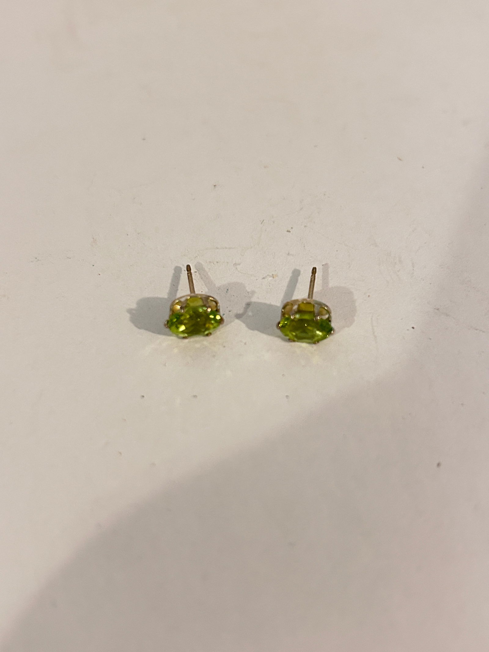 Vintage green post Earrings no backs: Vintage green post Earrings no backs Please view all photos as they are part of the description and condition of this Item, Feel free to contact me with questions or picture requests! Used Item AS IS