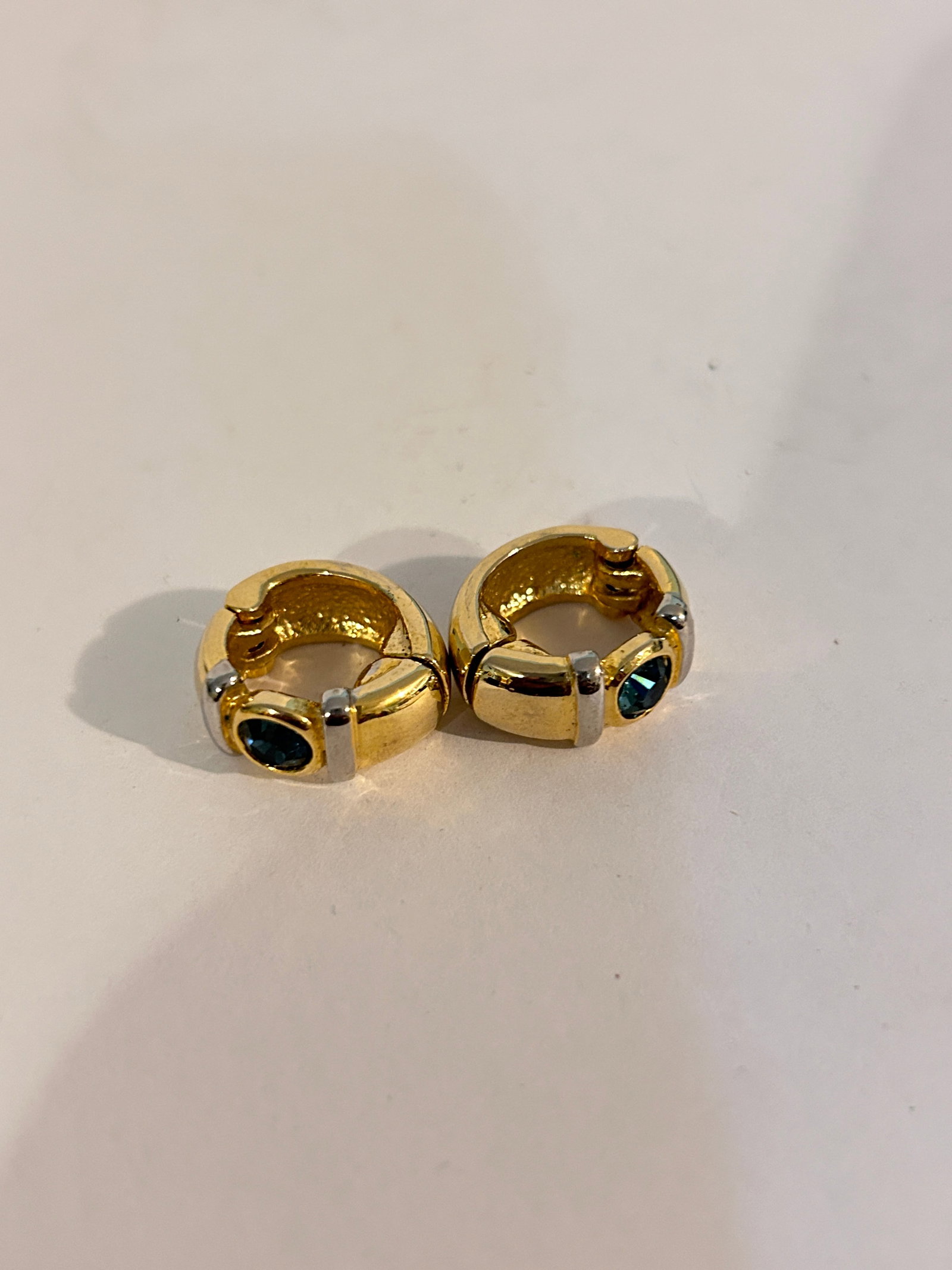 Vintage Gold Tone Rhinestone Earrings: Vintage Gold Tone Rhinestone Earrings Please view all photos as they are part of the description and condition of this Item, Feel free to contact me with questions or picture requests! Used Item AS IS